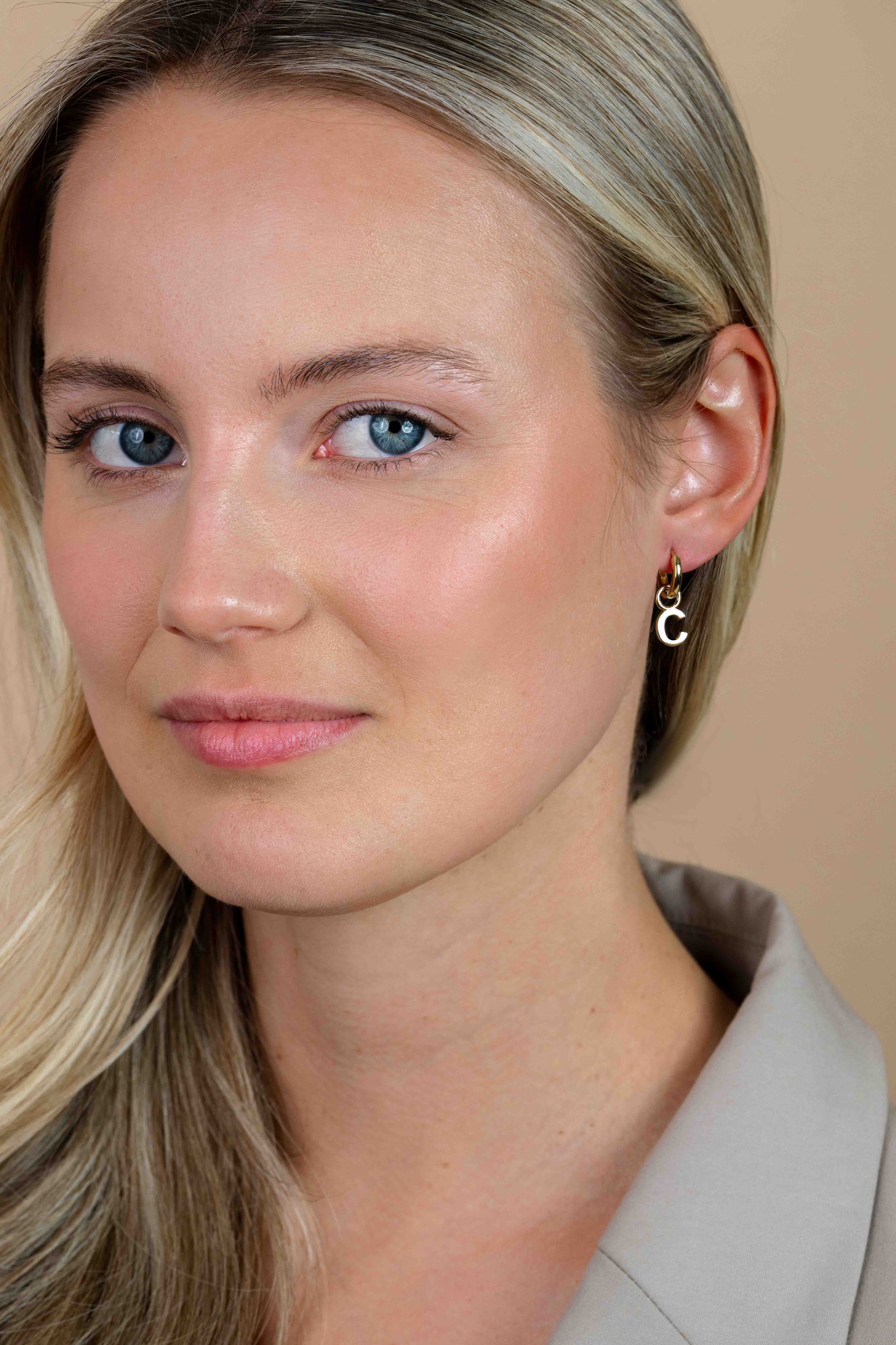 ZINZI zilveren geelvergulde letter oorbedel C per stuk geprijsd ZICH2145C. (zonder oorringen).