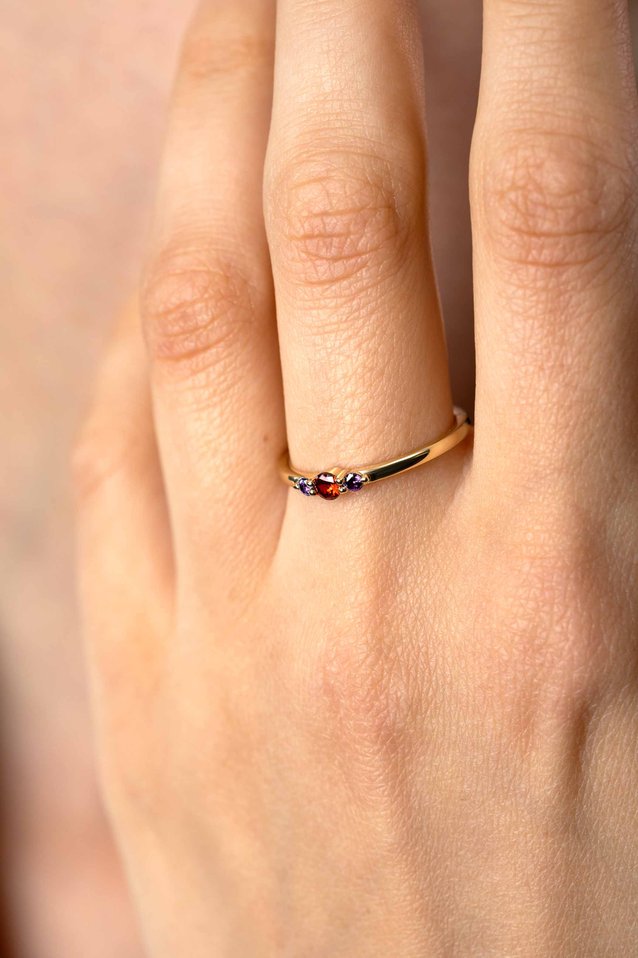 ZINZI gold plated zilveren ring met ronde chatonzettingen rood granaat en paarse kleurstenen 3mm breed ZIR2563