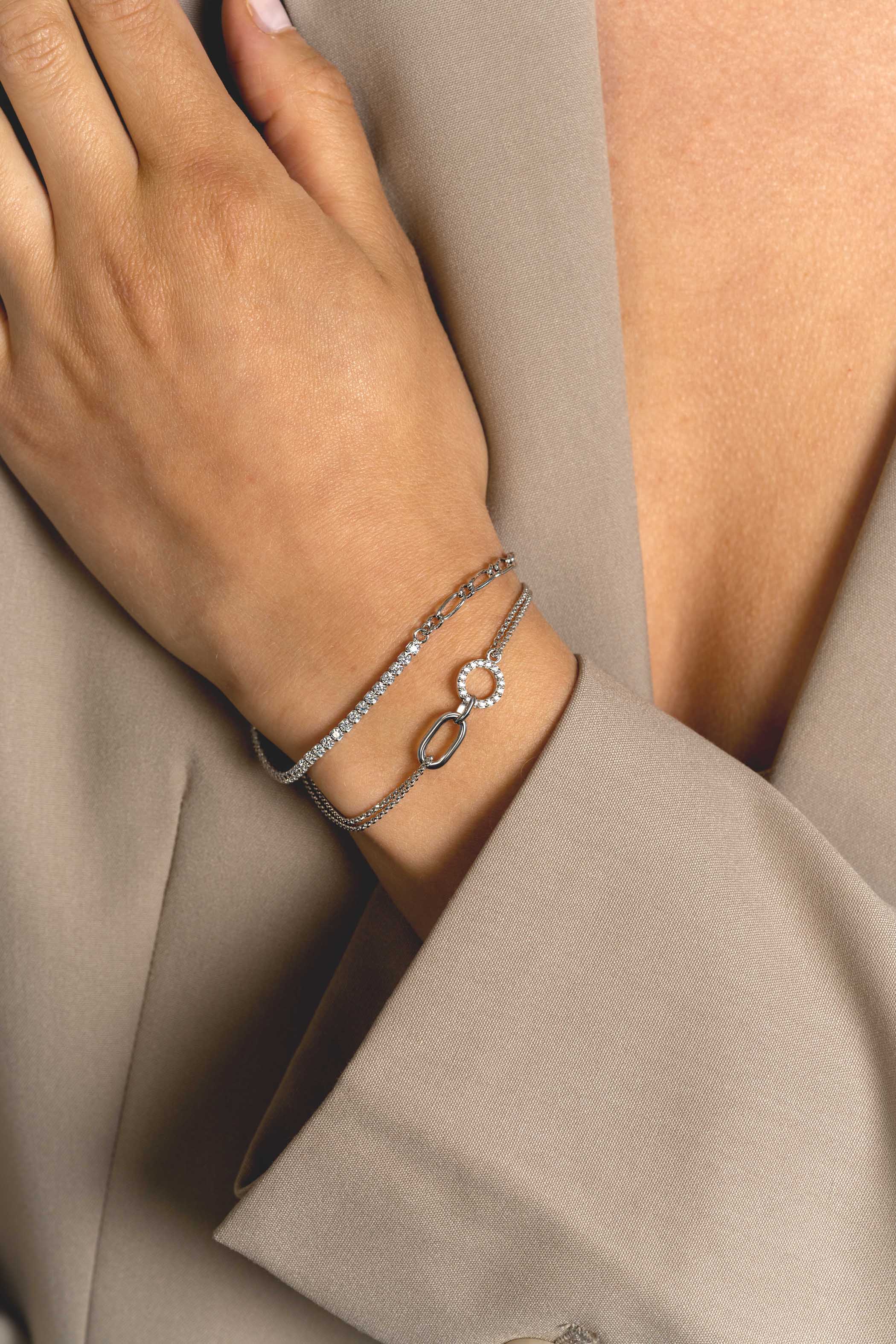 ZINZI zilveren fantasie schakel armband (2,3mm breed) waarbij de ene helft bezet is met witte zirconia's 17-20cm ZIA2460