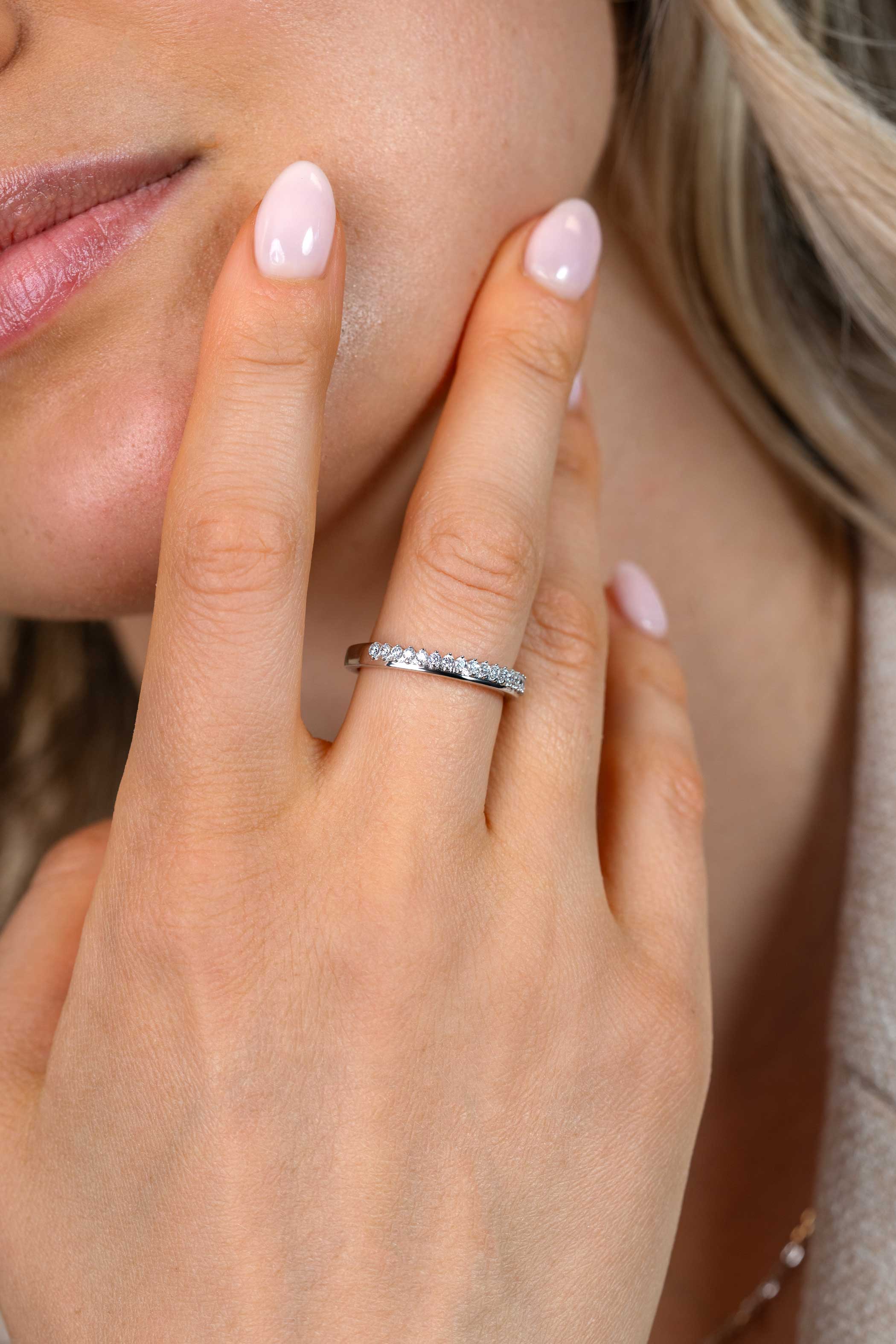 ZINZI zilveren ring bezet met een rij witte zirkonia’s in verfijnde chatonzetting met subtiel zichtbare zilveren scheen ZIR2870