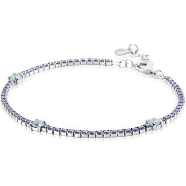 ZINZI zilveren tennisarmband 2,1mm breed bezet met saffierblauwe zirkonia’s in verfijnde rijzetting, afgewisseld met drie grotere lichtblauwe kleurstenen (4,3mm) in chatonzetting ZIA2894B