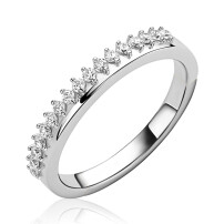 ZINZI zilveren ring bezet met een rij witte zirkonia&rsquo;s in verfijnde chatonzetting met subtiel zichtbare zilveren scheen ZIR2870