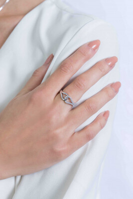 ZINZI zilveren ring symboliseert verbondenheid met witte zirconia's ZIR2119