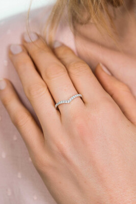 ZINZI zilveren ring V-vorm witte zirconia's ZIR1965