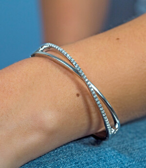 ZINZI zilveren bangle armband kruislings wit ZIA1569
