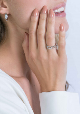 ZINZI zilveren schakel ring met paperclip schakels witte zirconia's ZIR2116