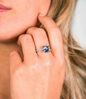 ZINZI zilveren ring vierkant blauw wit ZIR1470B