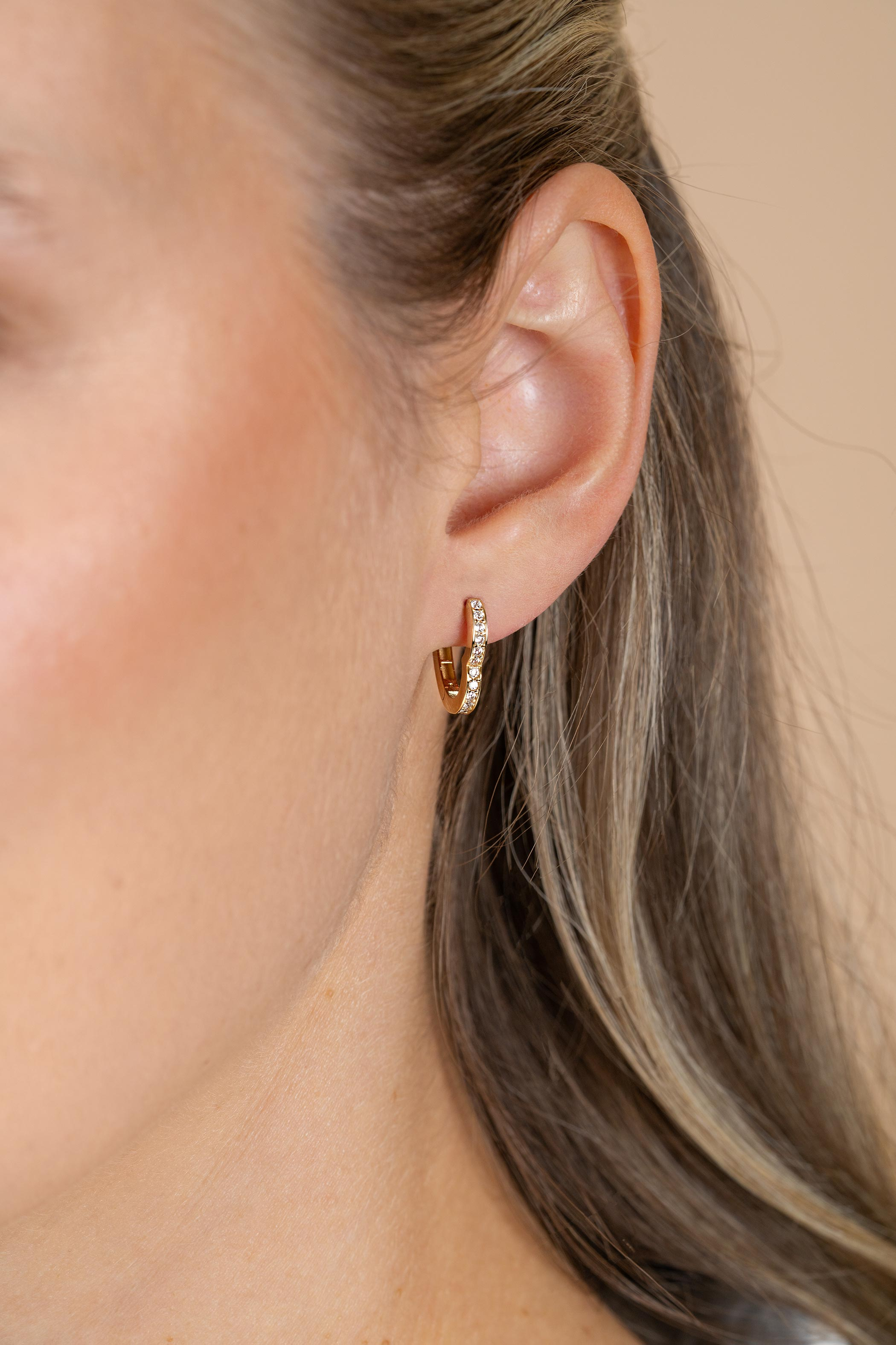 15mm ZINZI Gold 14 krt gouden oorringen in hartvorm, bezet met witte zirconia's en luxe klapsluiting 2mm vierkante buis ZGO574Z
