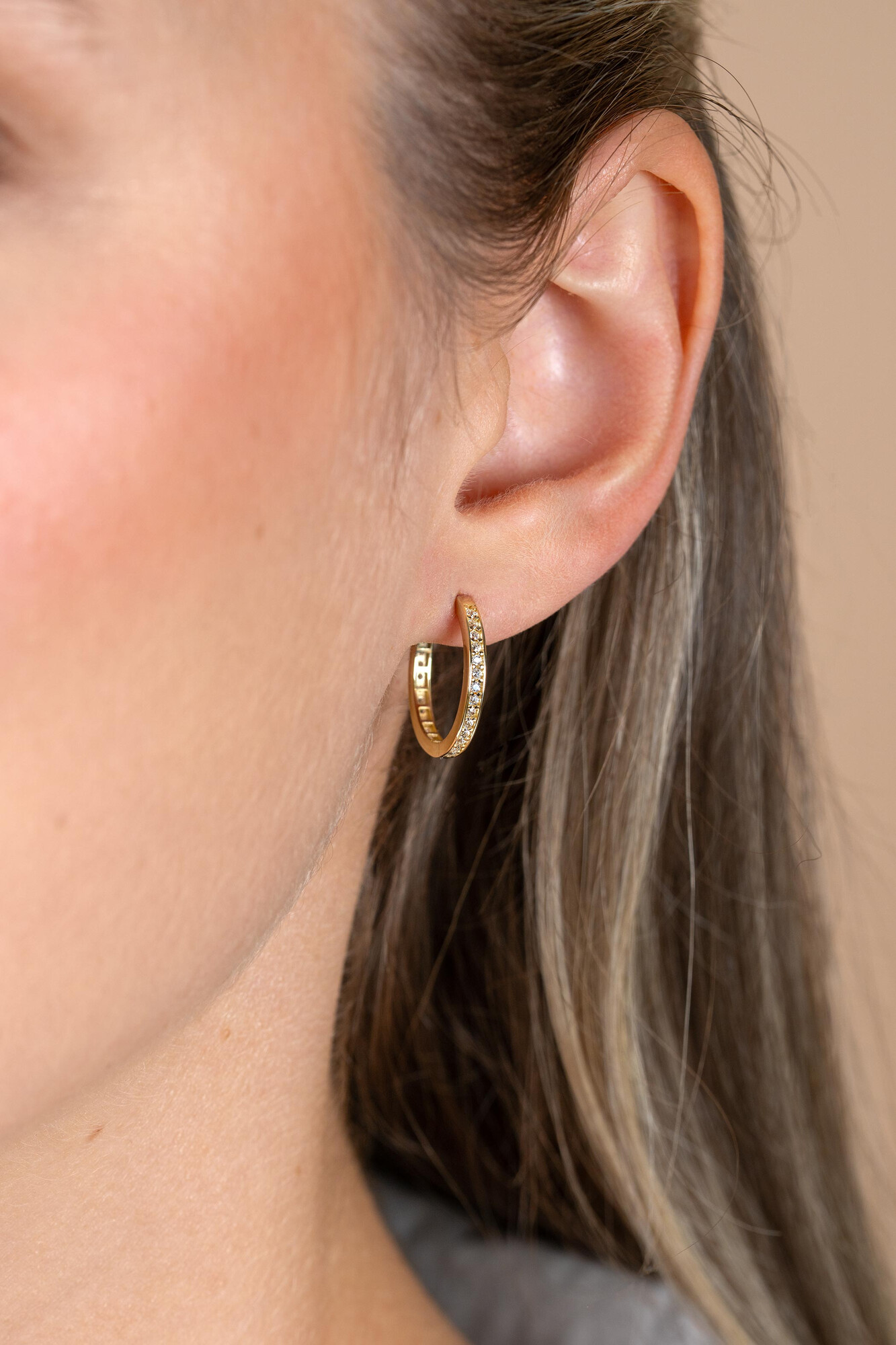 17mm ZINZI Gold 14 krt gouden oorringen, bezet met witte zirconia's met luxe klapsluiting 17mm x 2mm vierkante buis ZGO572Z
