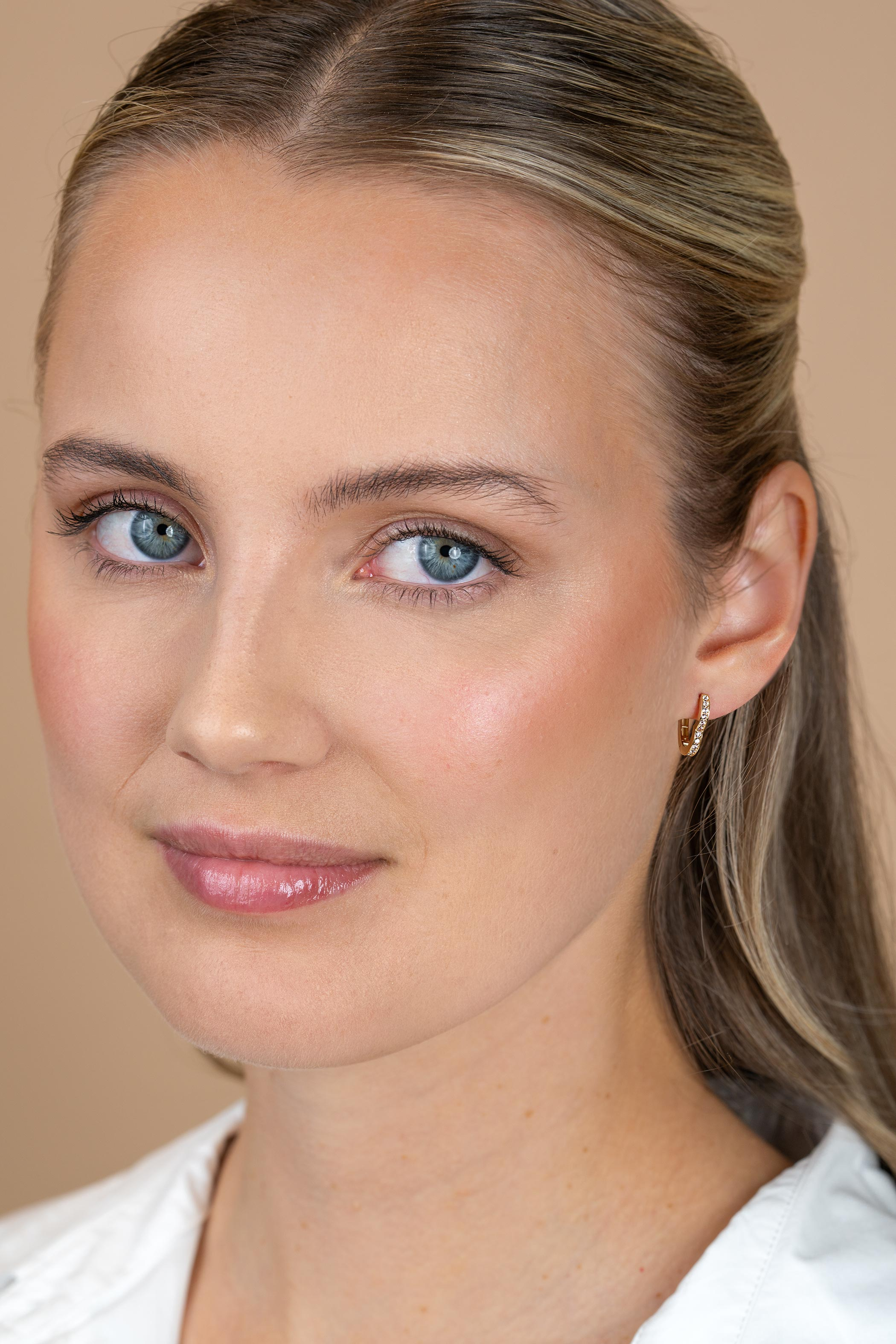 15mm ZINZI Gold 14 krt gouden oorringen in hartvorm, bezet met witte zirconia's en luxe klapsluiting 2mm vierkante buis ZGO574Z
