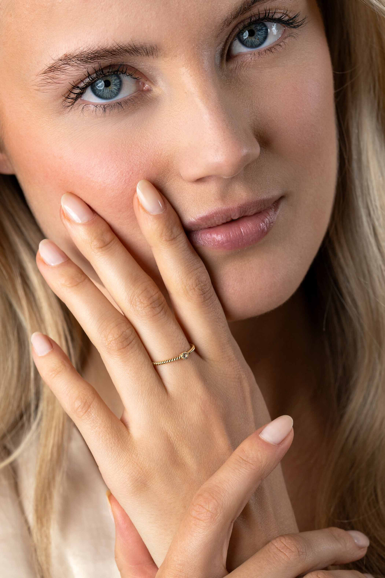 ZINZI Gold 14 krt gouden ring met gedraaide scheen en bezet met een ronde witte zirconia in bolletjes zetting van 3mm ZGR481
C