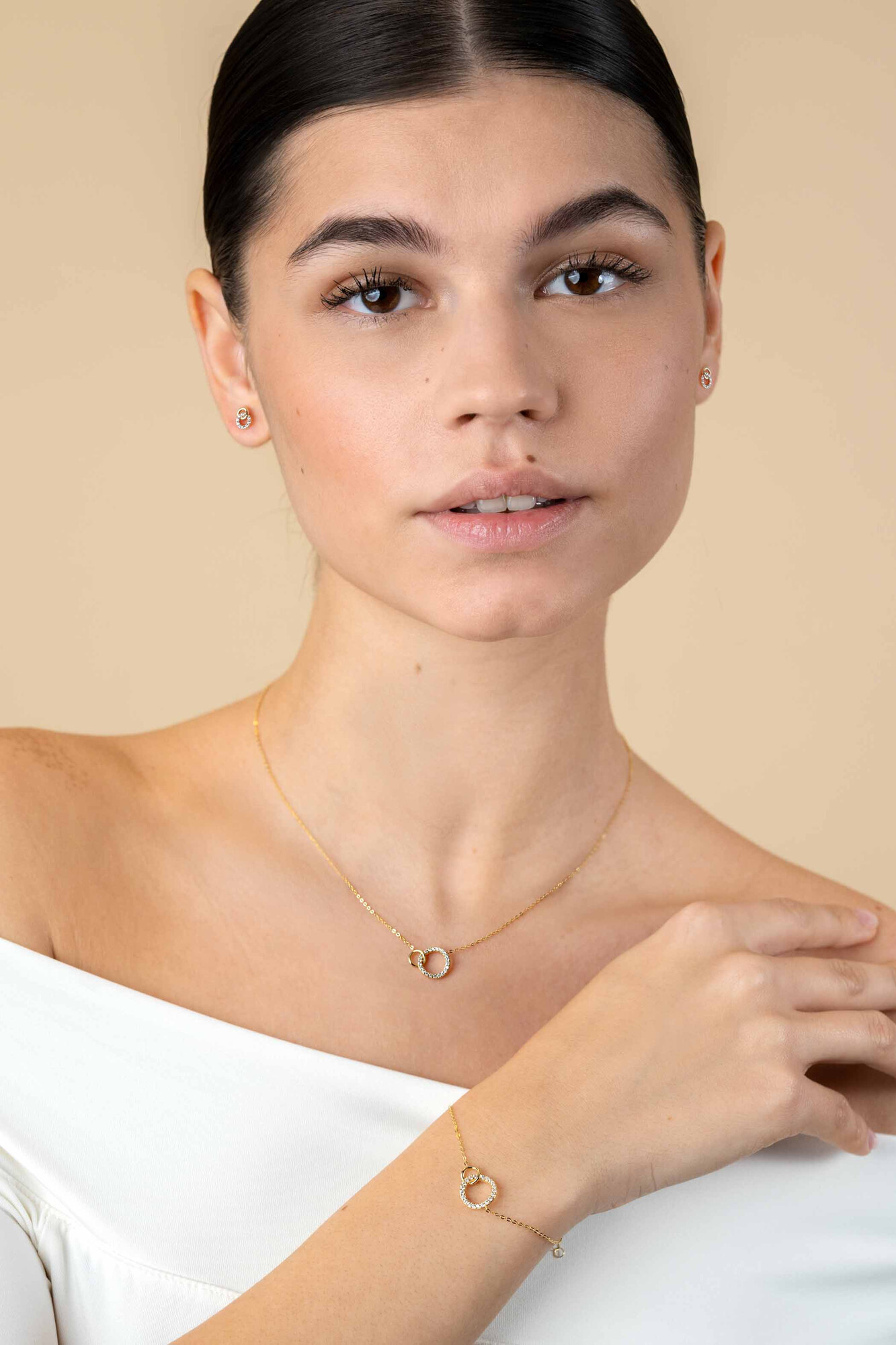 ZINZI Gold 14 krt gouden armband met twee open rondjes, mooi met elkaar verbonden. Het groter rondje (11mm) is bezet met witte zirconia's 16,5-19,5cm ZGA460
