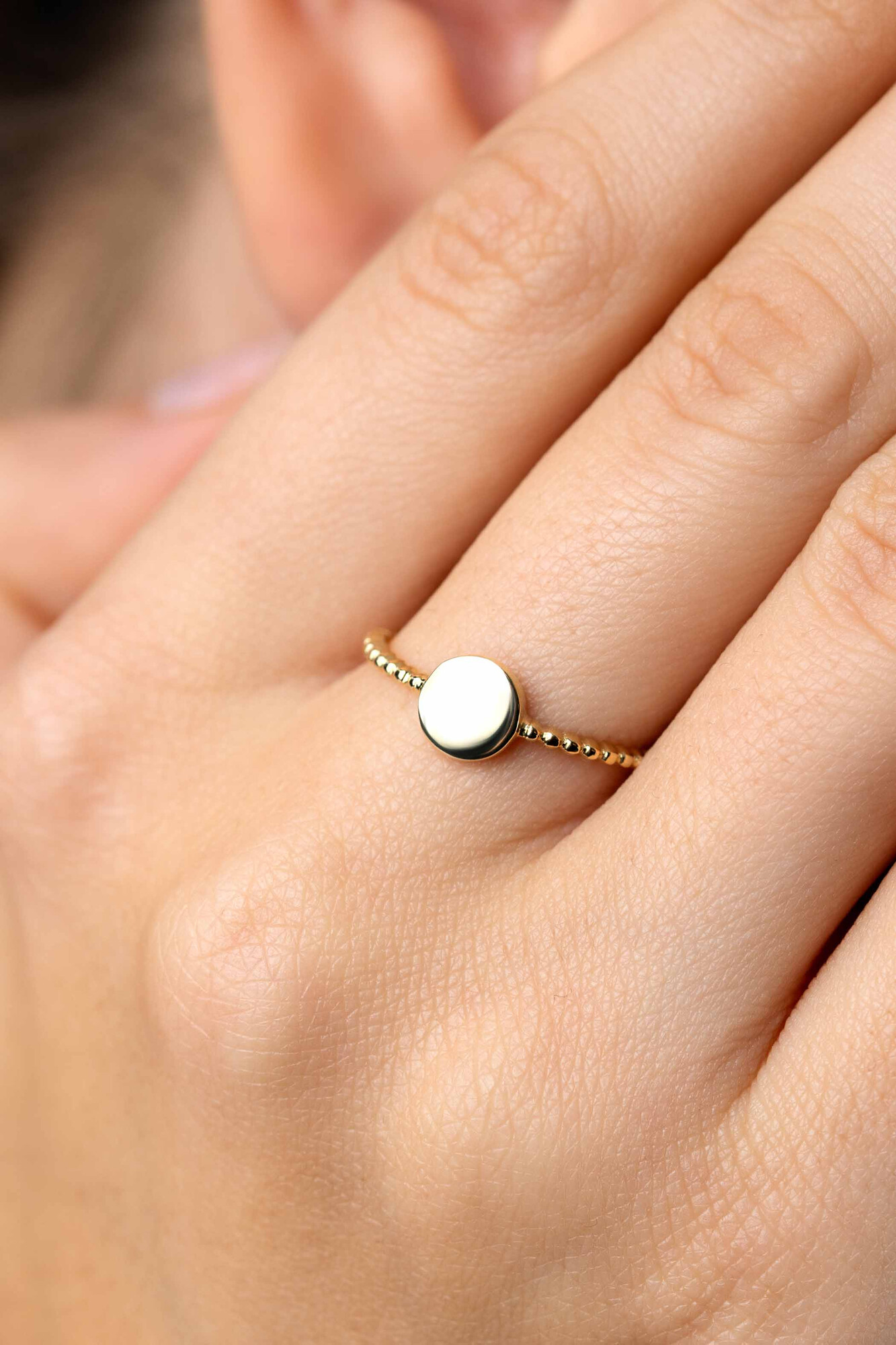 ZINZI Gold 14 krt gouden ring met bolletjes scheen en glanzend rond plaatje van 6,5mm ZGR399C