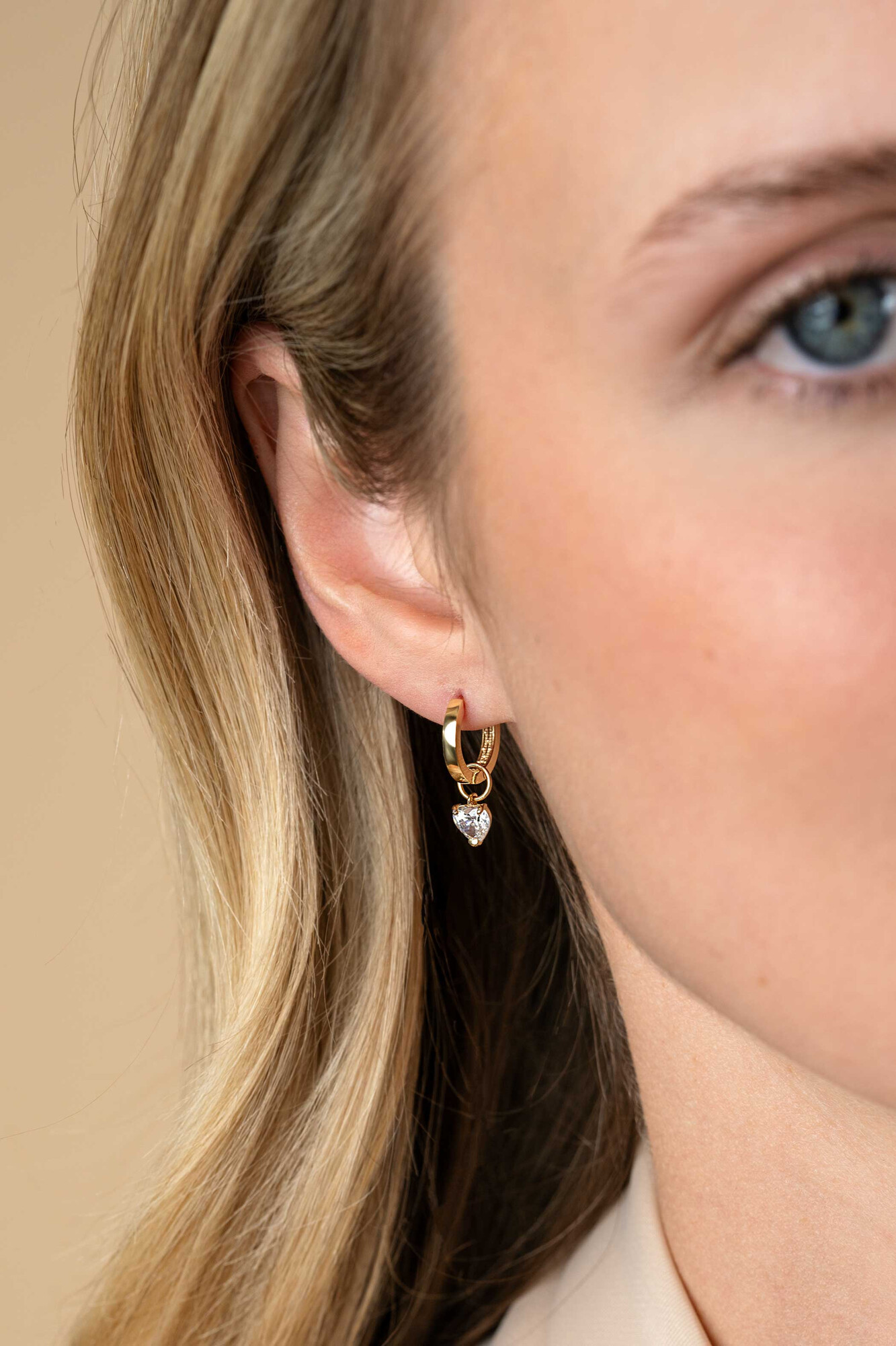 ZINZI Gold 14 krt gouden oorbedels in hartvorm bezet met witte zirconia 5mm ZGCH422 (zonder oorringen)