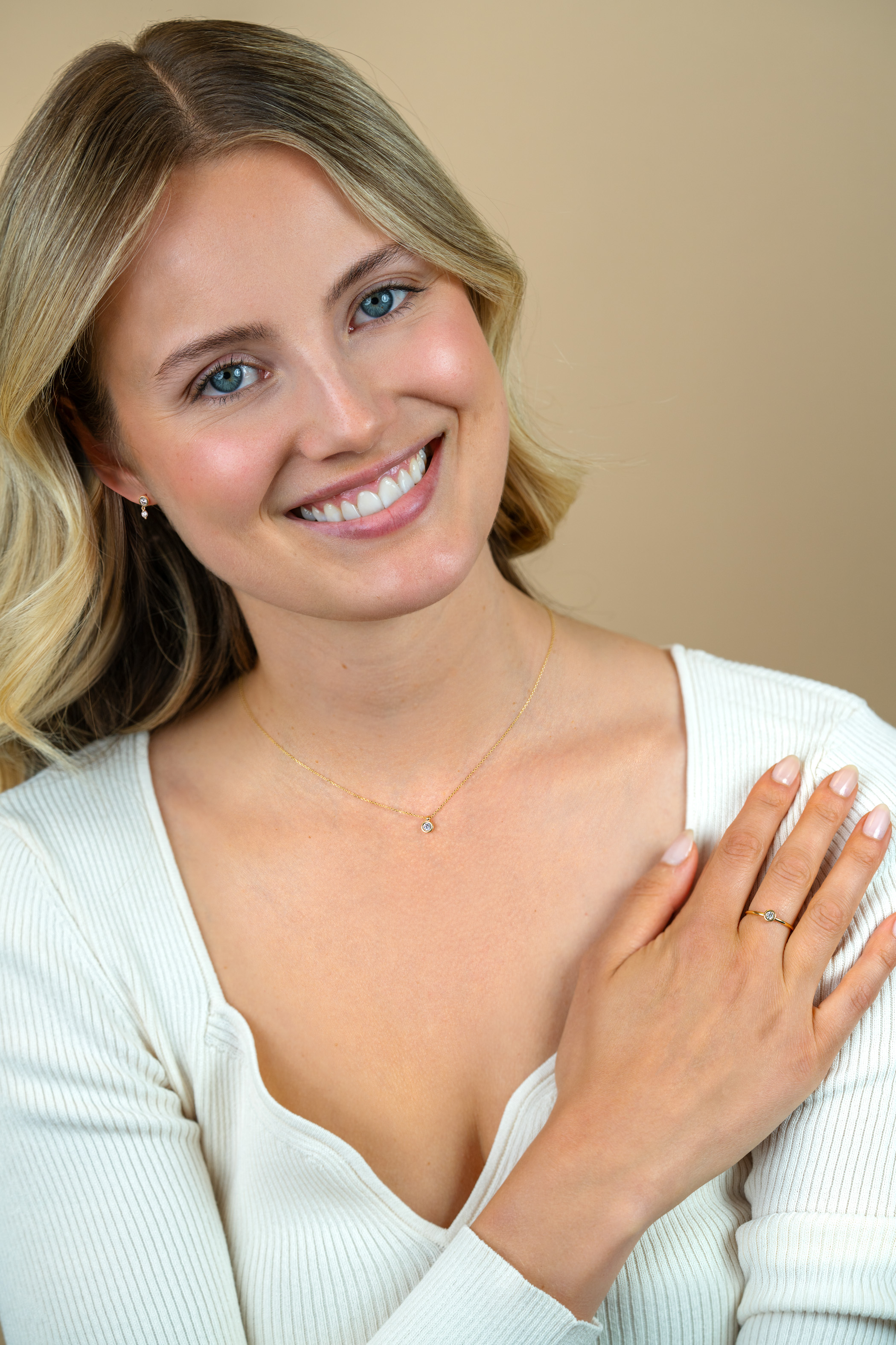 ZINZI Gold 14 krt gouden schakelkettinkje 43cm met sierlijke ronde hanger, bezet met witte zirconia ZGC371