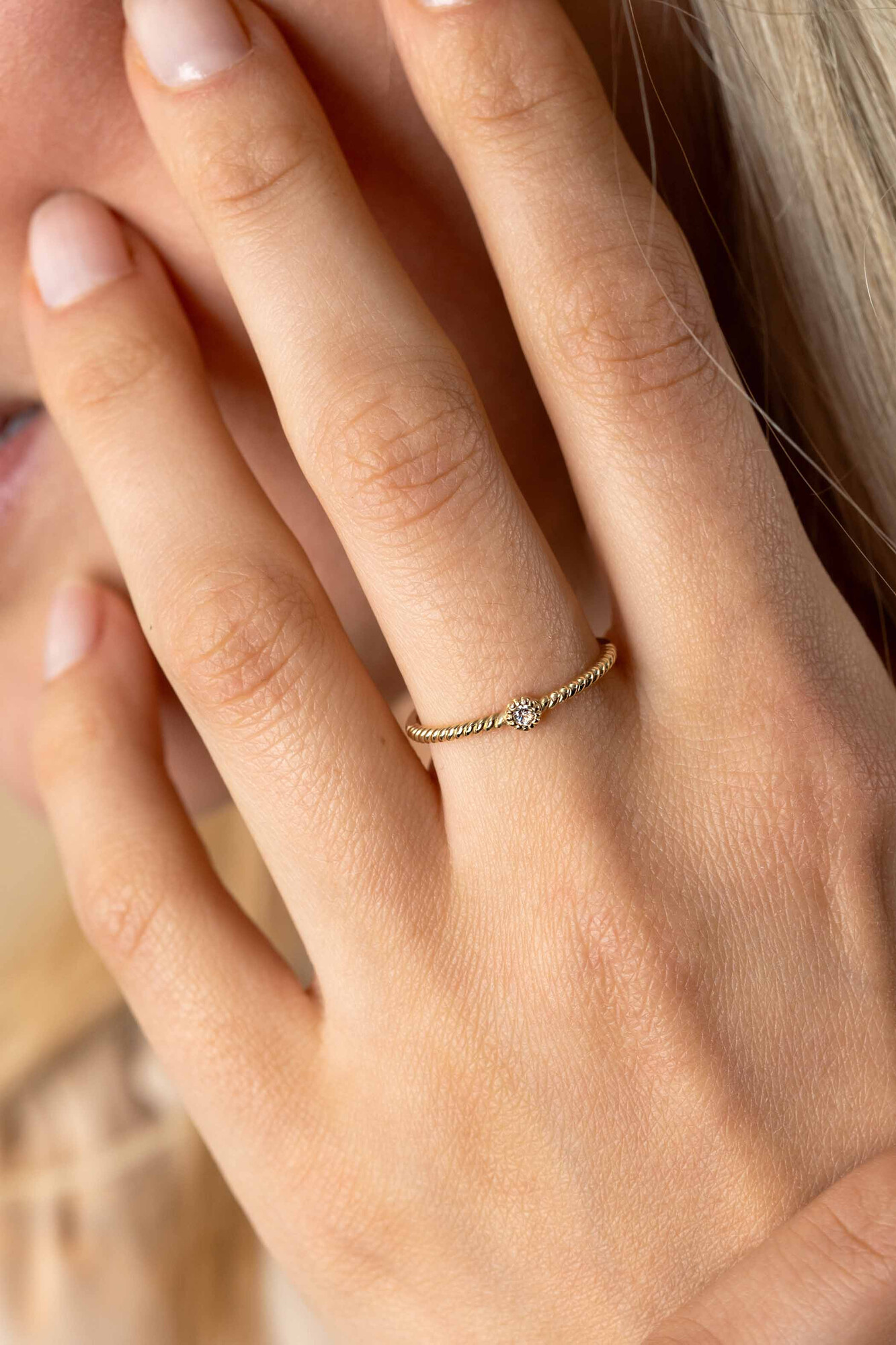 ZINZI Gold 14 krt gouden ring met gedraaide scheen en bezet met een ronde witte zirconia in bolletjes zetting van 3mm ZGR481
C