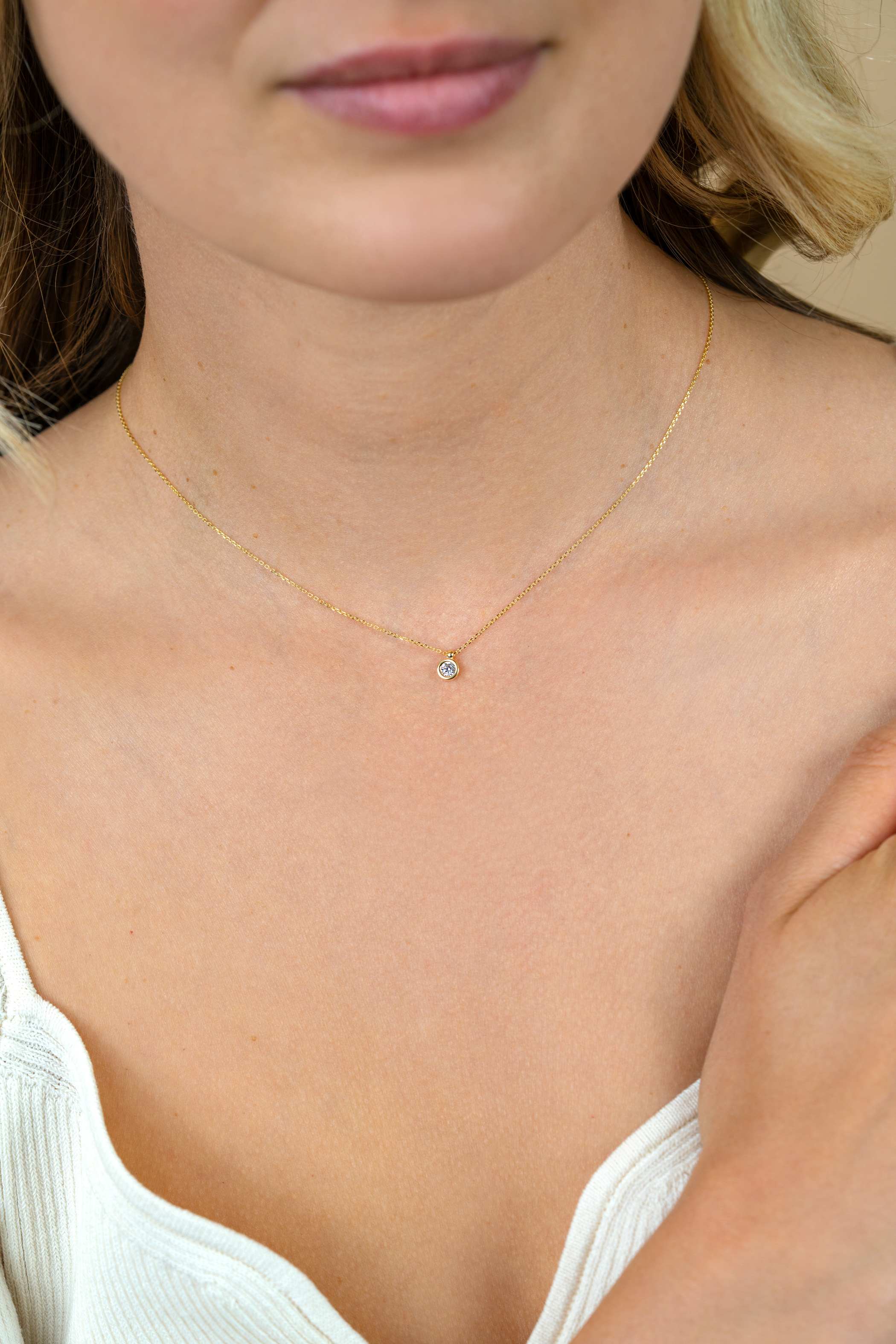 ZINZI Gold 14 krt gouden schakelkettinkje 43cm met sierlijke ronde hanger, bezet met witte zirconia ZGC371