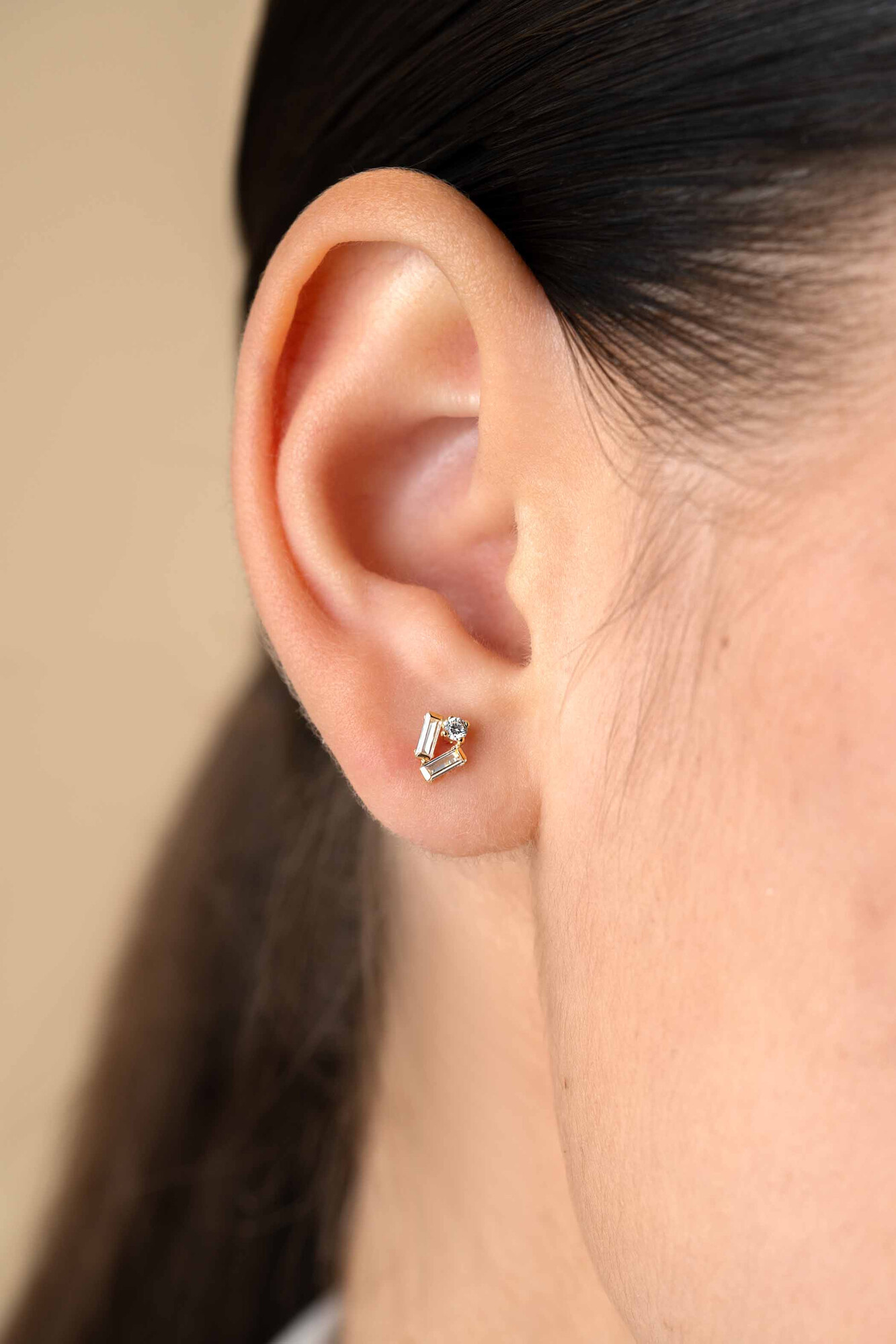 6mm ZINZI Gold 14 krt gouden fantasie oorstekers bezet met rechthoekige baguette geslepen witte zirconia's en een ronde witte zirconia ZGO465
