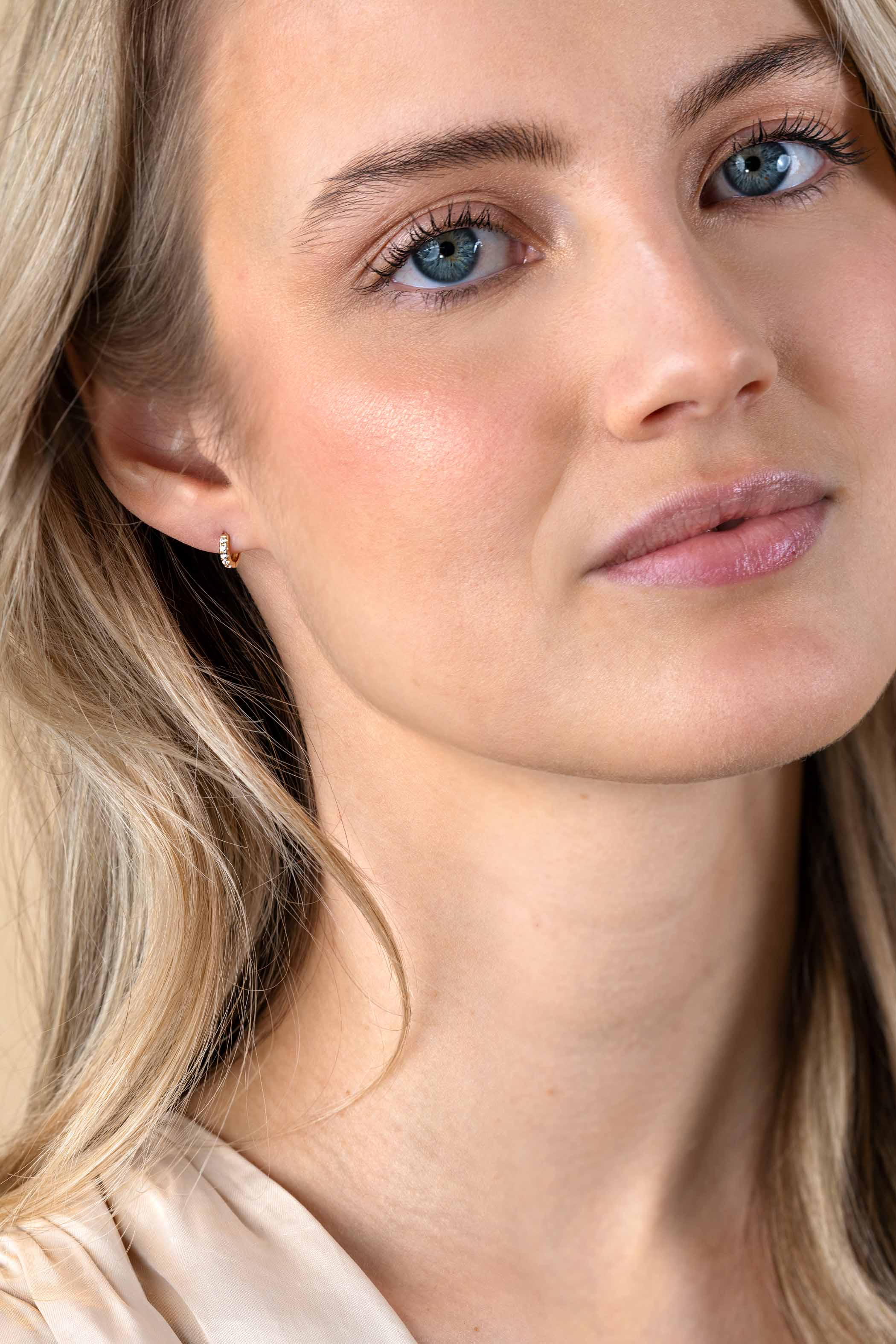 8mm ZINZI Gold 14 krt gouden oorringen bezet met witte zirconia's, luxe klapsluiting 8x1,6mm ZGO467
