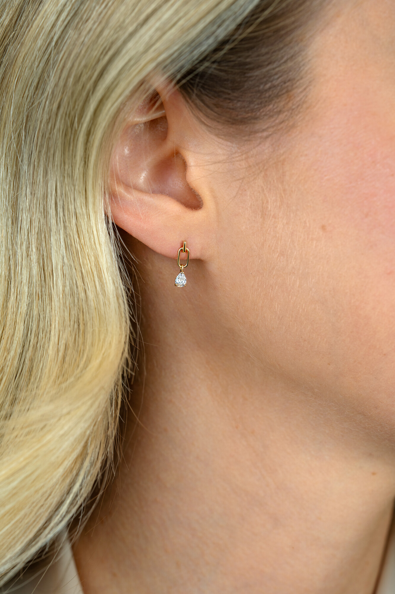 12mm ZINZI Gold 14 krt gouden oorstekers, open ovaal met peervormige witte zirkonia ZGO548