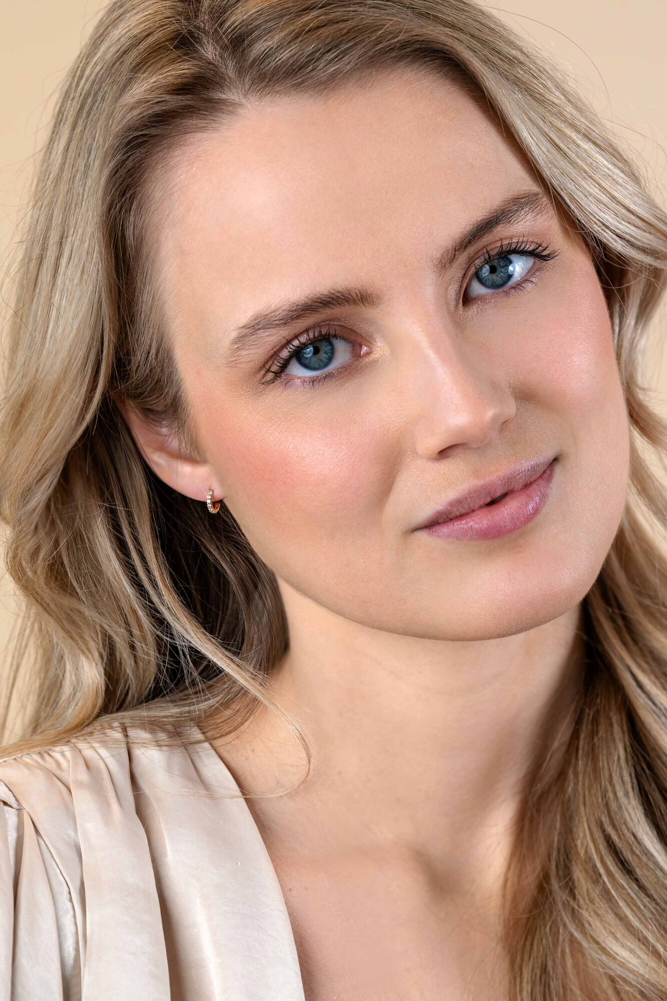 8mm ZINZI Gold 14 krt gouden halve oorringen bezet met witte zirconia's ZGO458
