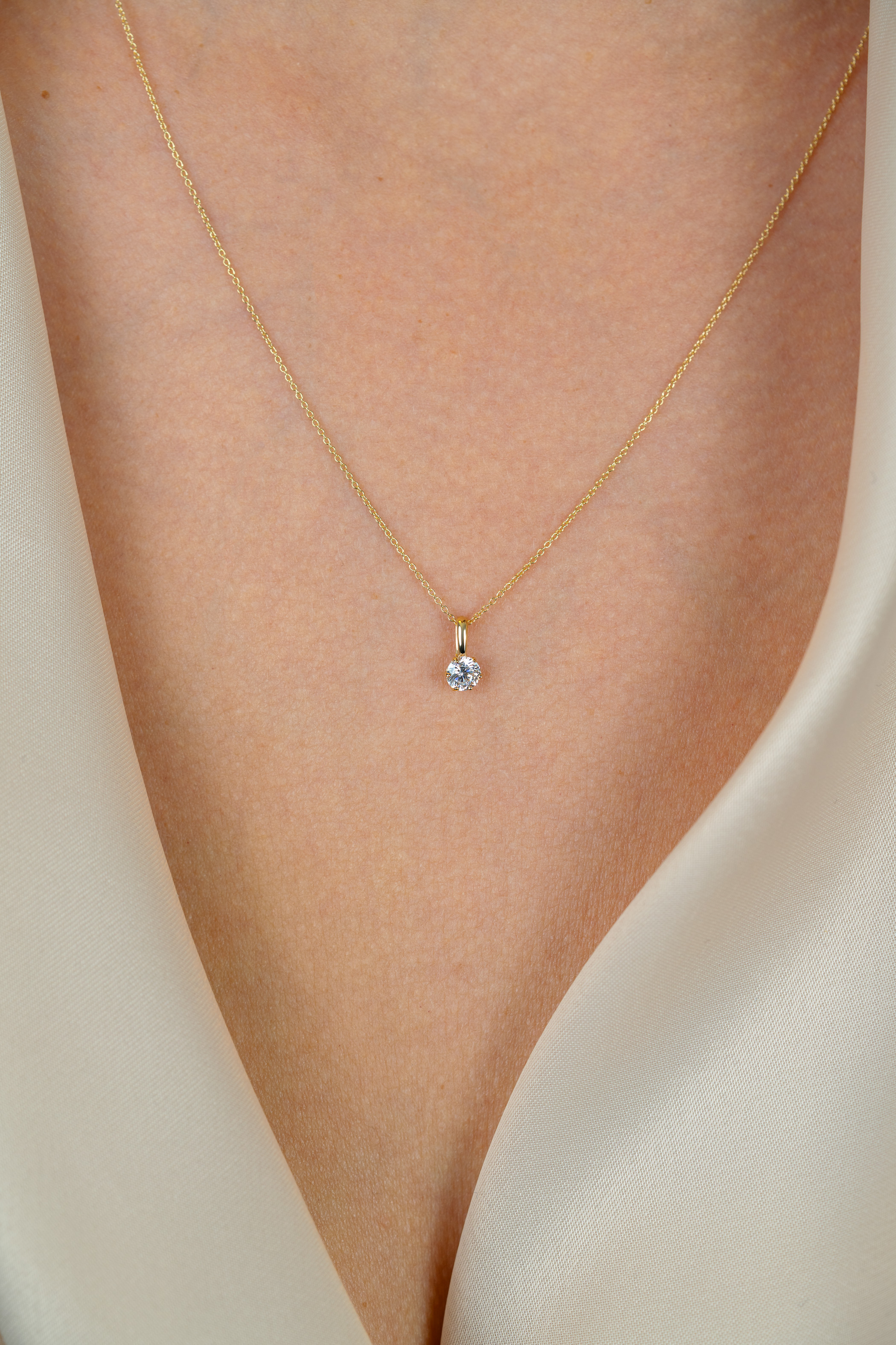 8,5mm ZINZI Gold 14 krt gouden hanger bezet met een witte ronde zirkonia (4,5mm) ZGH544 (zonder collier)