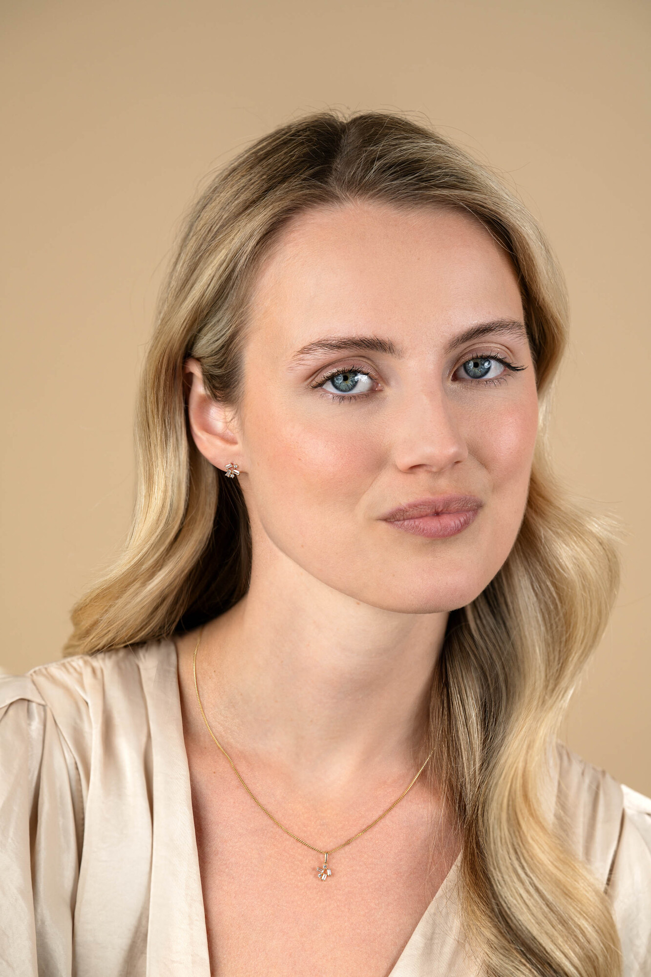 8mm ZINZI Gold 14 krt gouden fantasie oorknoppen met rechthoekige baguette geslepen zirkonia's en ronde witte zirkonia's ZGO511