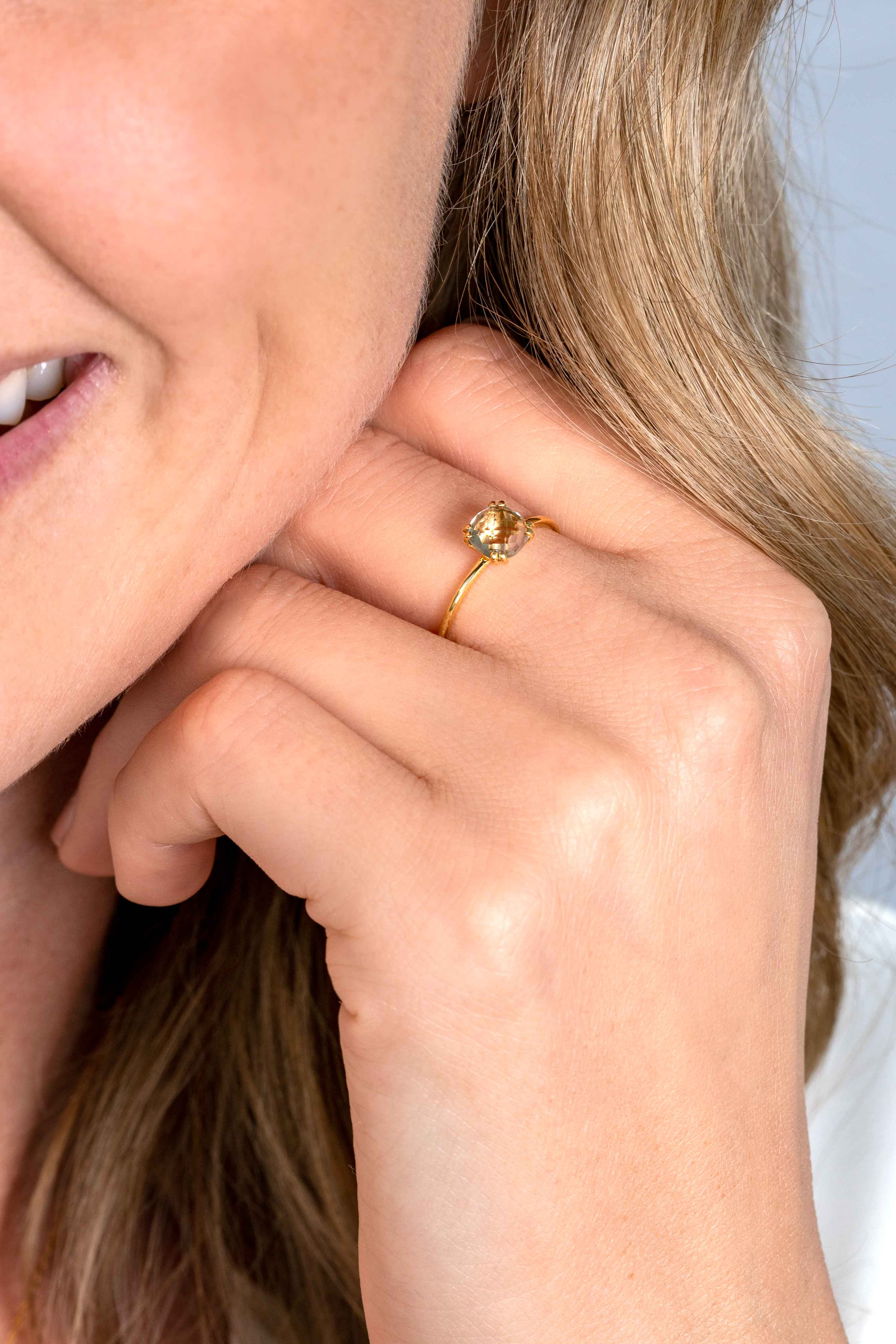 ZINZI Gold 14 krt gouden ring waarbij een lichtgroene amethist (6mm) is gezet in een vierkante chatonzetting ZGR376C