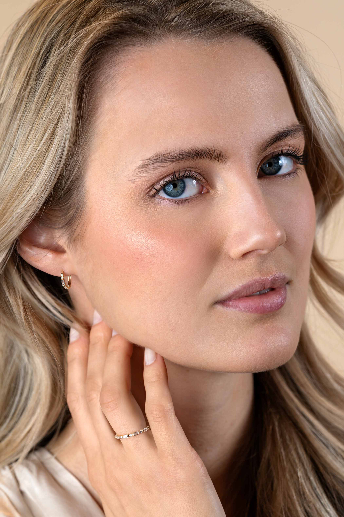 ZINZI Gold 14 karaat gouden ring 1,7mm breed, afwisselend bezet met baquette geslepen zirconia's en ronde witte zirconia's ZGR403C