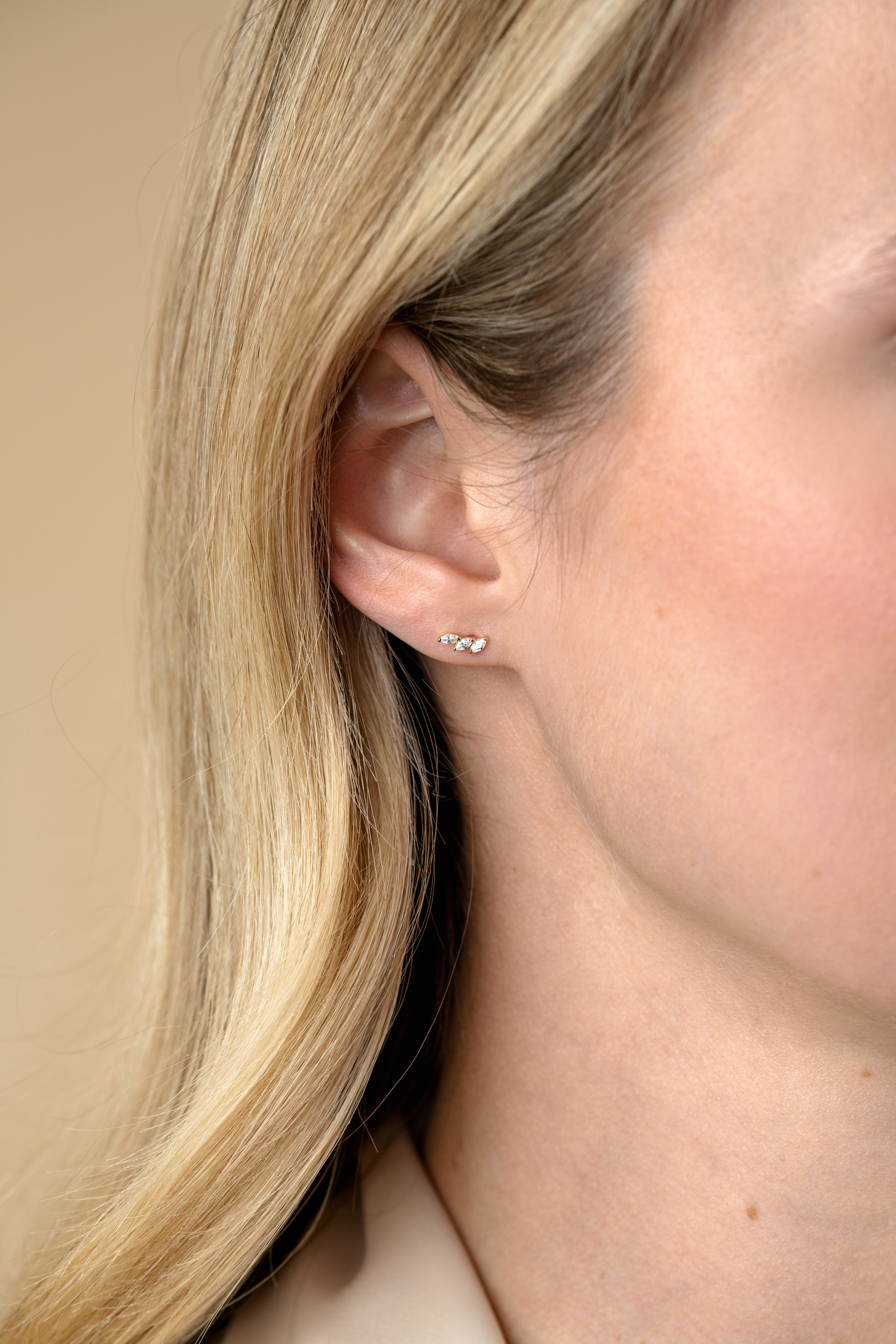 7mm ZINZI Gold 14 krt gouden oorknoppen met drie ovale witte zirkonia's ZGO518