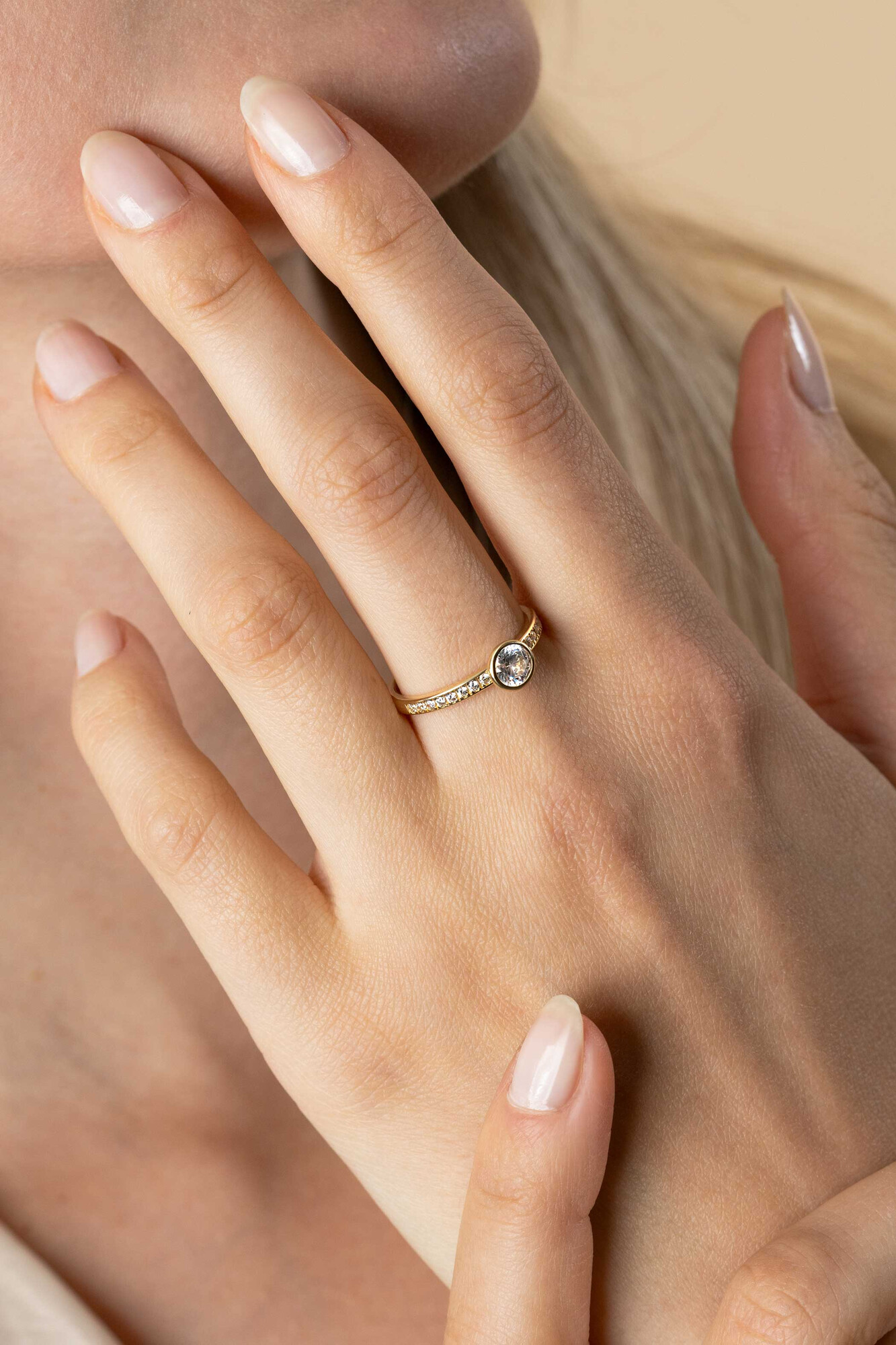 ZINZI Gold 14 krt gouden ring met witte zirconia's in de scheen en opvallende ronde zetting in het midden ZGR463
C