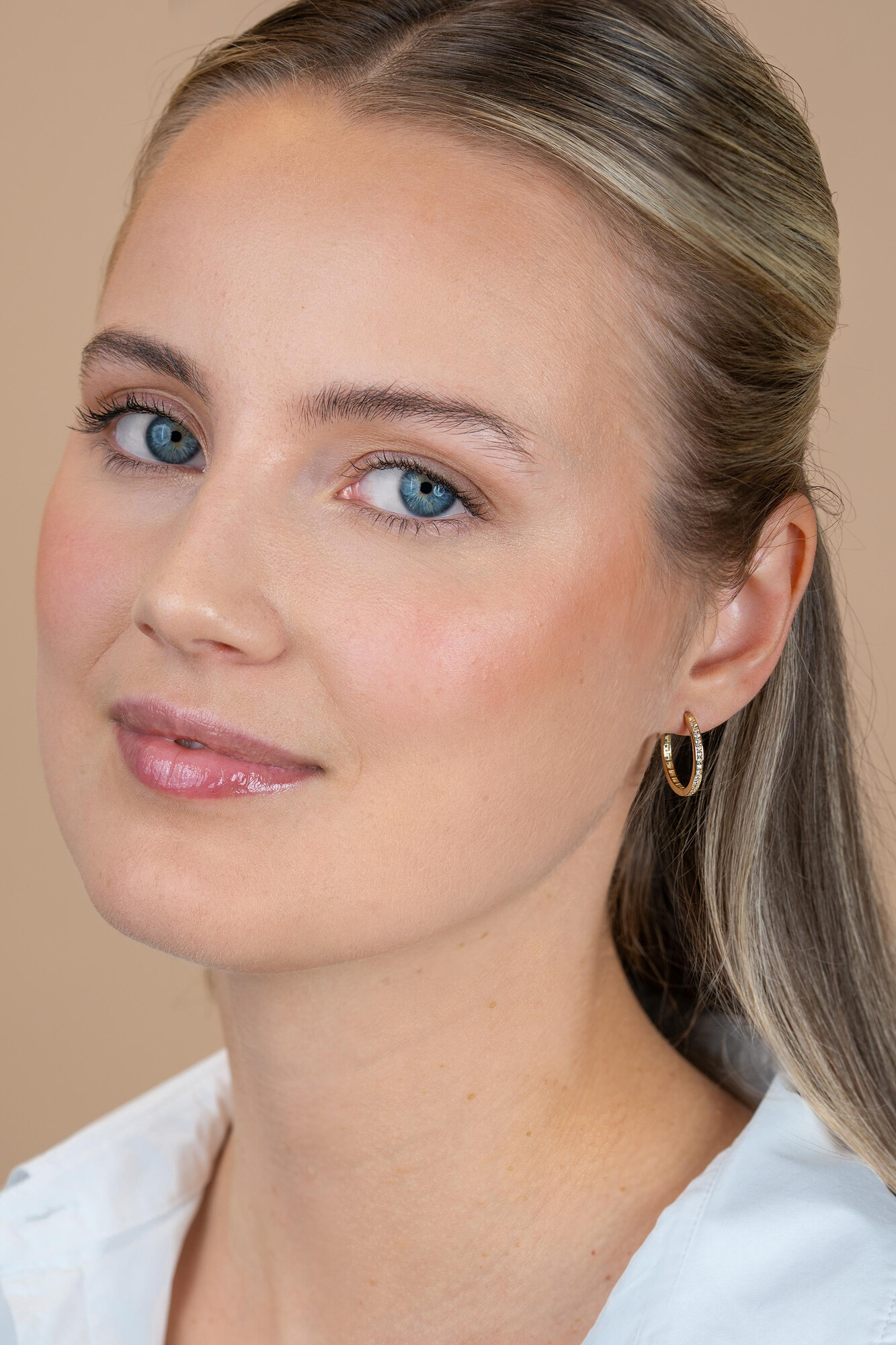 19mm ZINZI Gold 14 krt gouden oorringen met rijzetting witte zirconia's en luxe klapsluiting 2mm vierkante buis ZGO573Z
