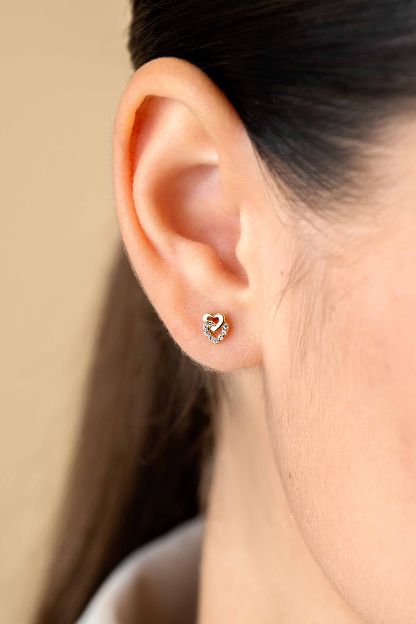 6mm ZINZI Gold 14 krt gouden oorstekers verbonden open hartjes, glad en bezet met witte zirconia's ZGO472
