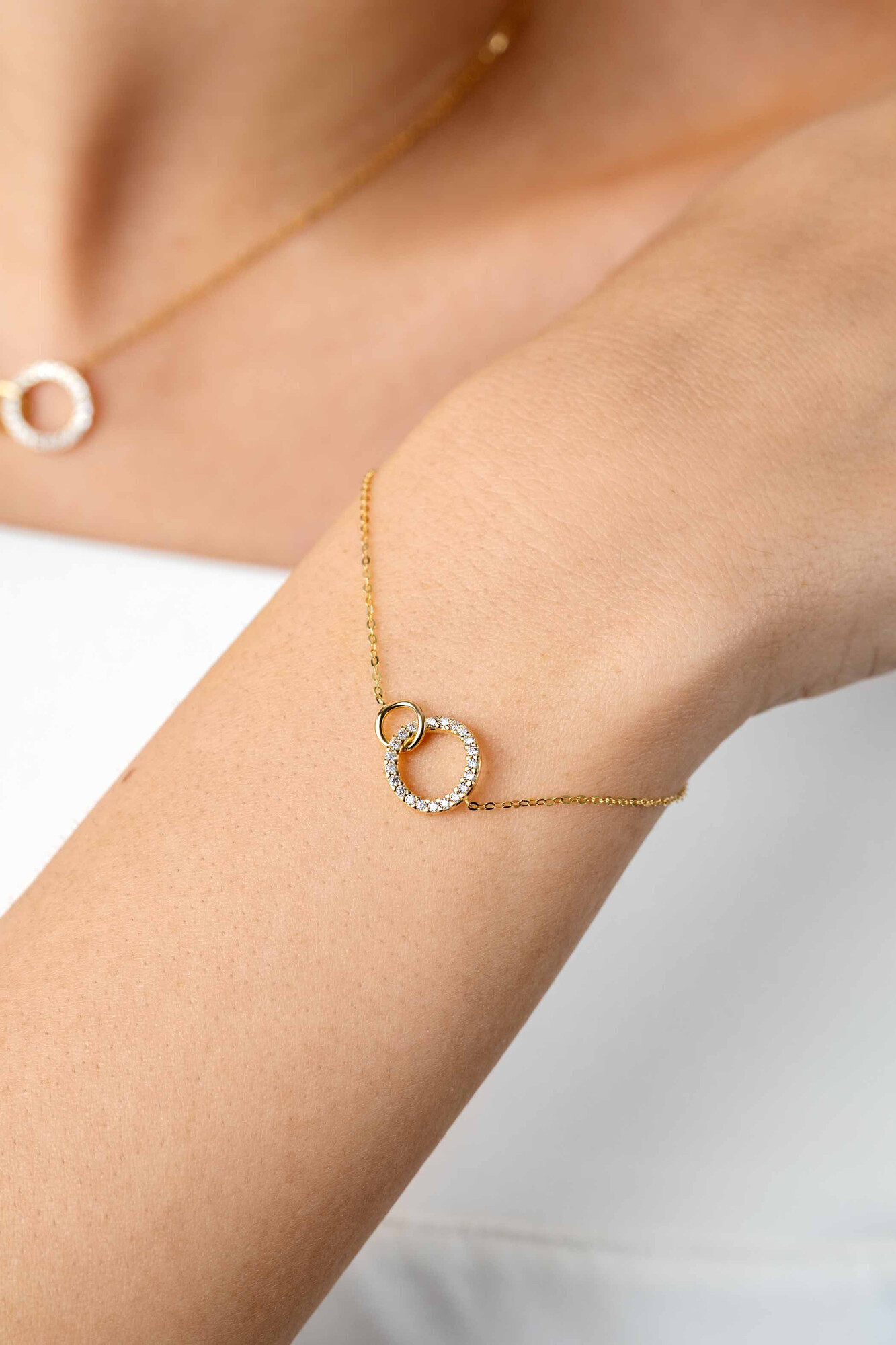 ZINZI Gold 14 krt gouden armband met twee open rondjes, mooi met elkaar verbonden. Het groter rondje (11mm) is bezet met witte zirconia's 16,5-19,5cm ZGA460
