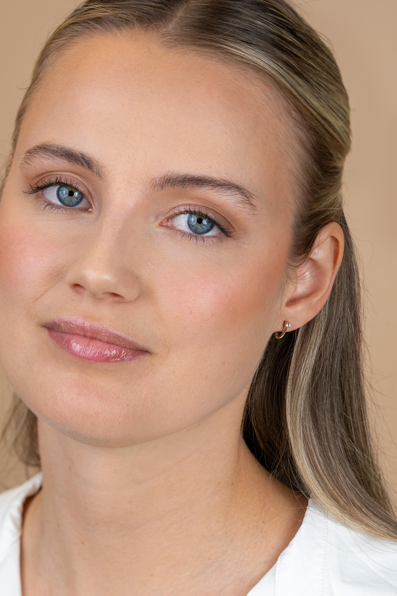 11mm ZINZI Gold 14 krt gouden oorringen ovaal model met witte zirconia en luxe klapsluiting ZGO566