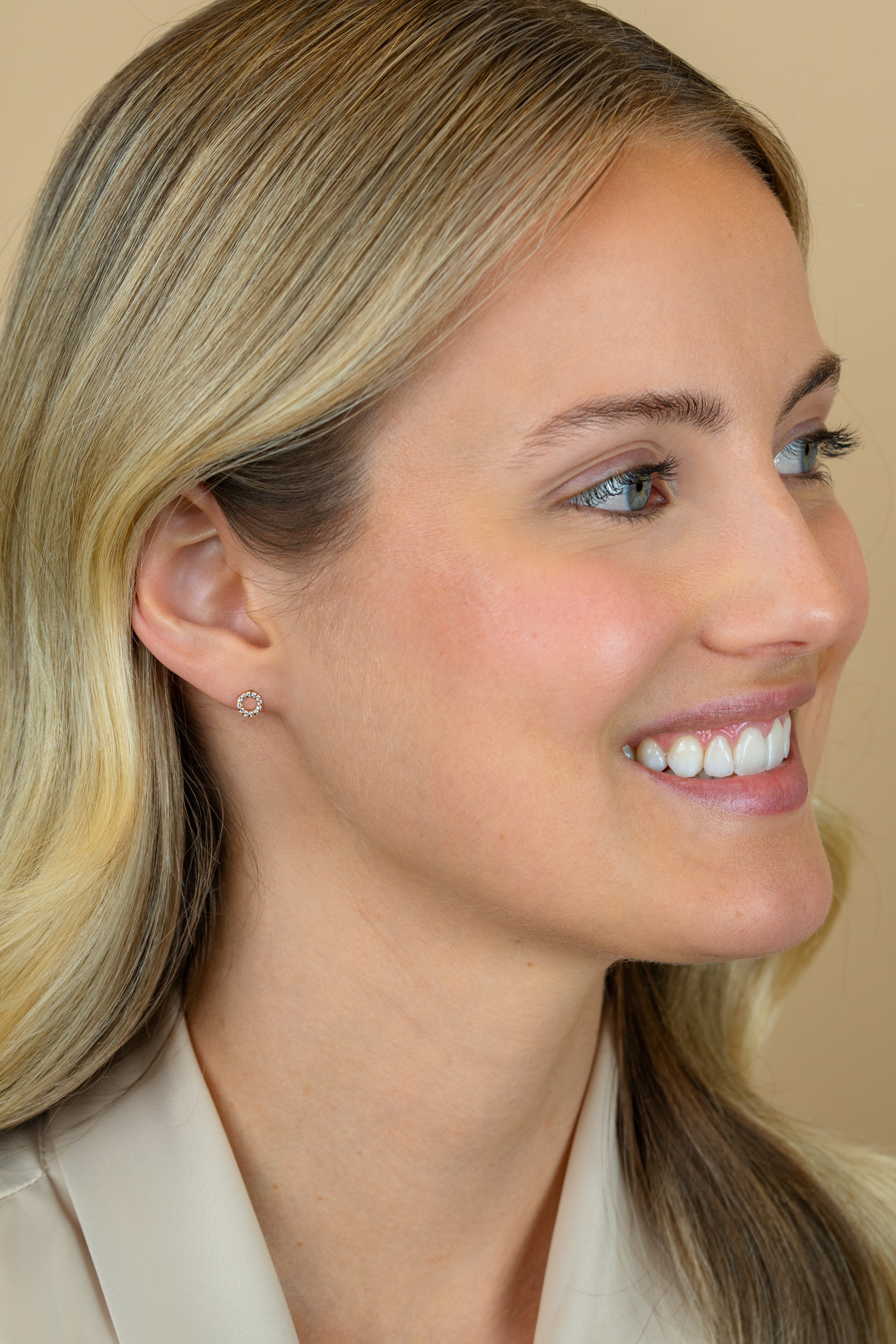 5,5mm ZINZI Gold 14 krt gouden oorknoppen open rondje bezet met witte zirkonia's ZGO550