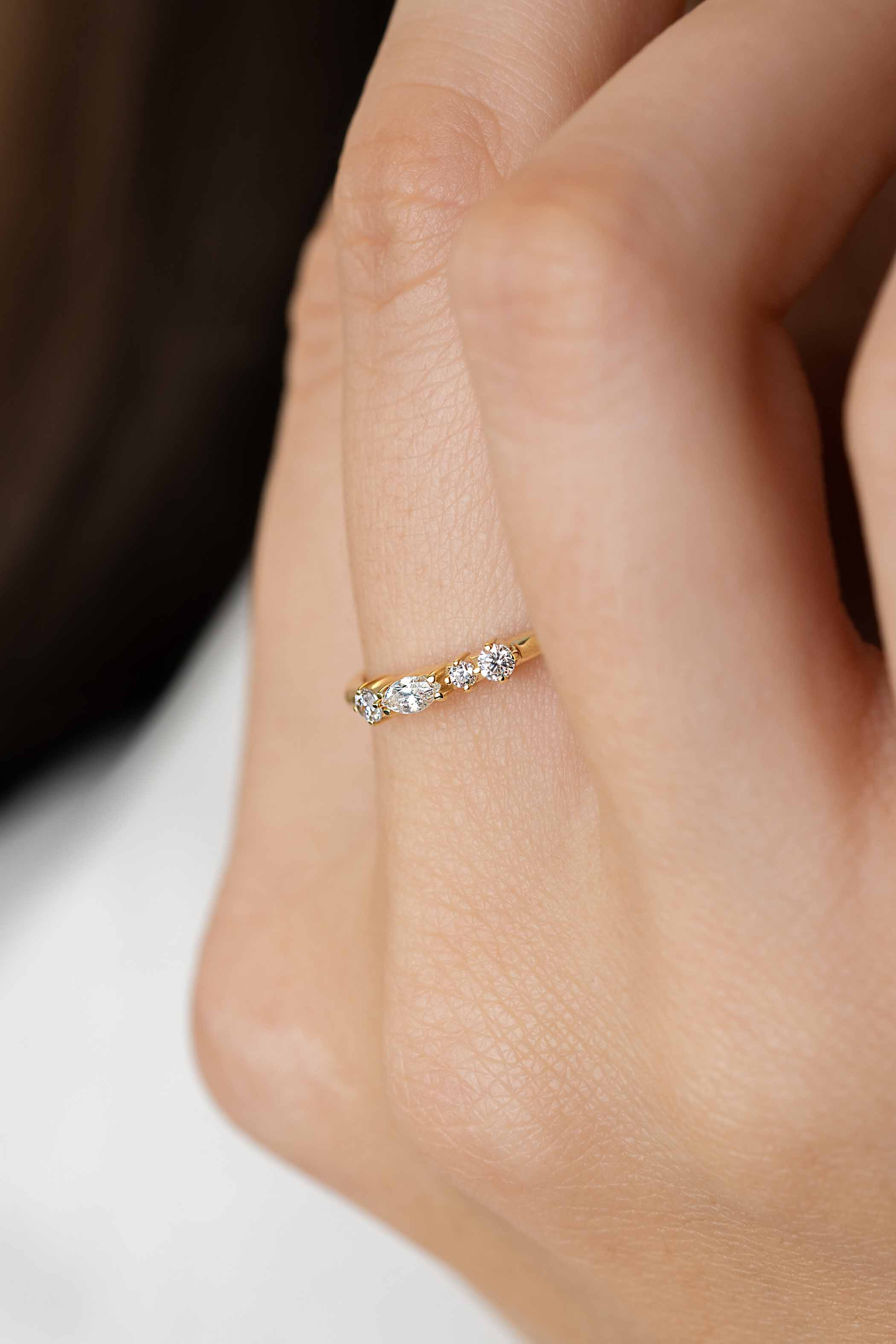 ZINZI Gold 14 krt gouden fantasie ring bezet met vierkante en peervormige witte zirconia's (2,5mm breed) ZGR464
C