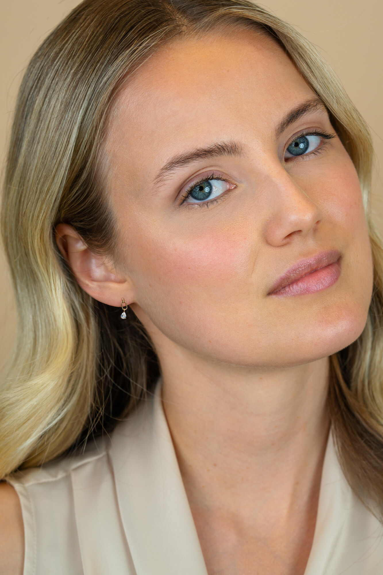 12mm ZINZI Gold 14 krt gouden oorstekers, open ovaal met peervormige witte zirkonia ZGO548