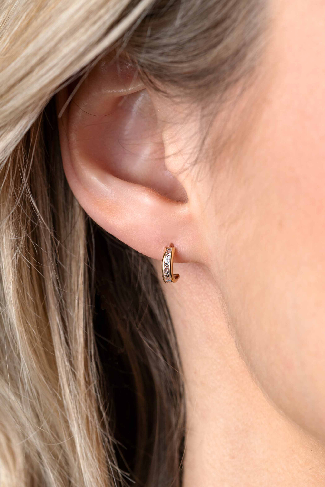 8mm ZINZI Gold 14 krt gouden halve oorringen met railzetting en princess geslepen witte zirconia's ZGO457
