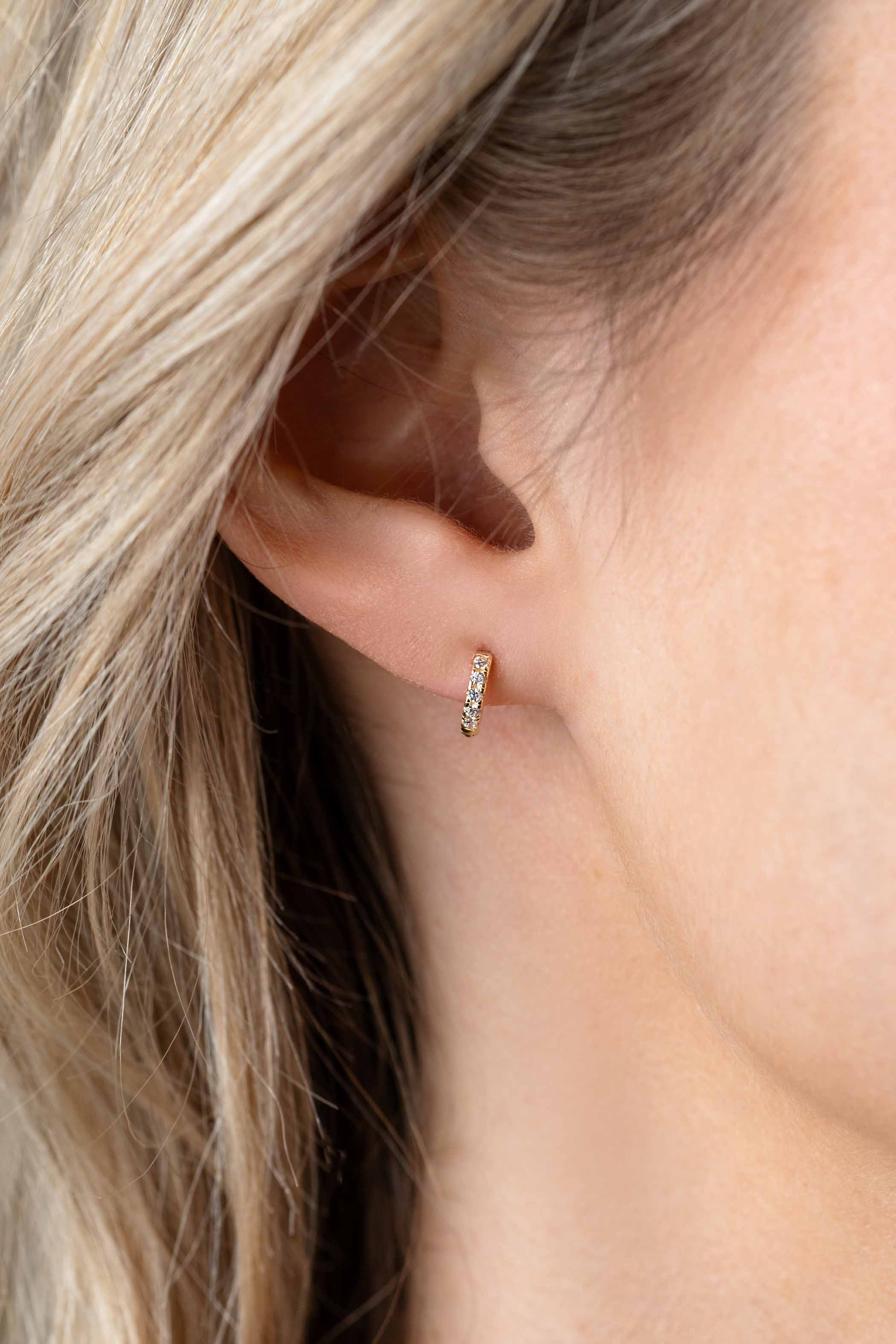 8mm ZINZI Gold 14 krt gouden oorringen bezet met witte zirconia's, luxe klapsluiting 8x1,6mm ZGO467
