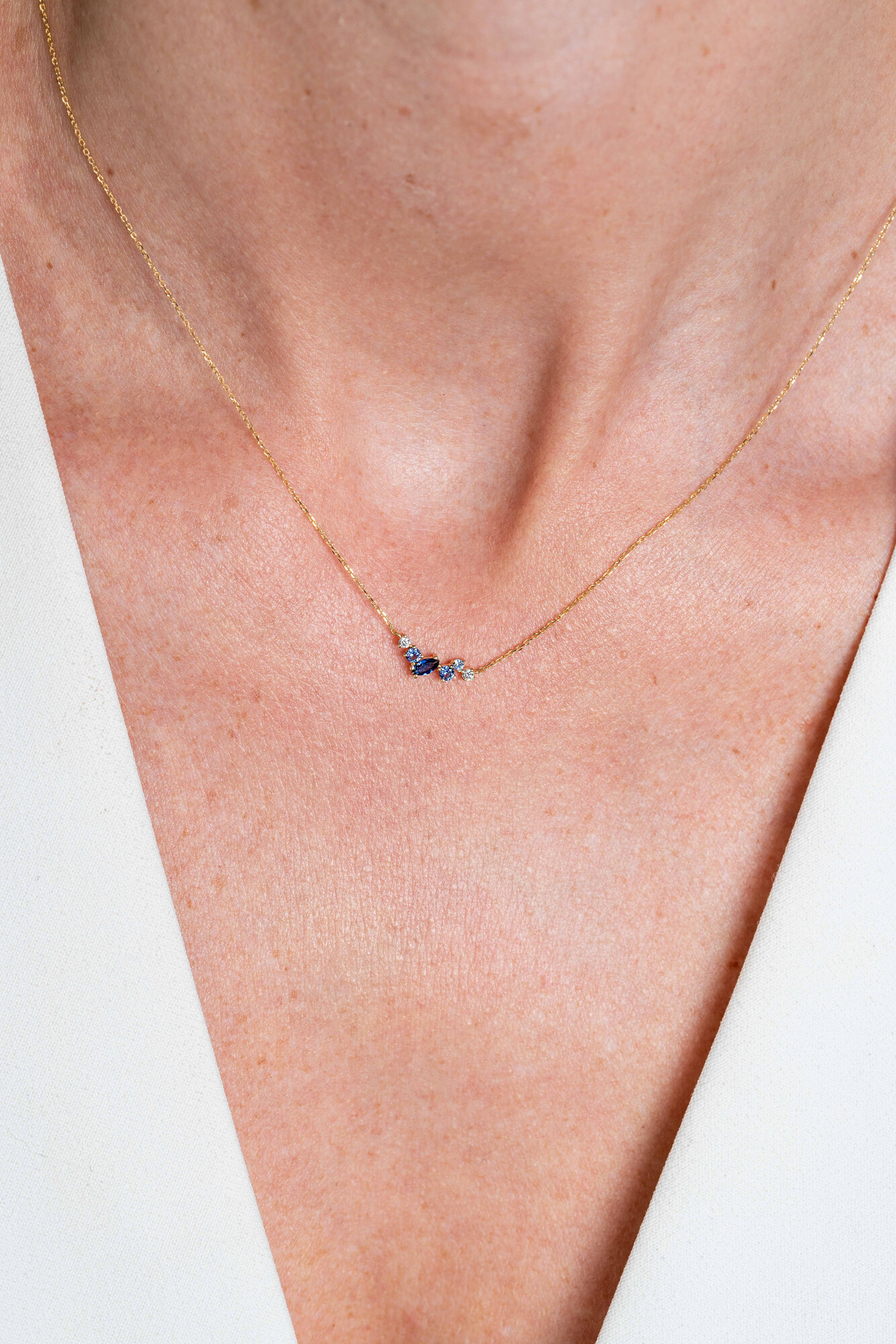 ZINZI Gold 14 krt gouden ketting 45cm, in het midden bezet met fijne witte, lichtblauwe en donkerblauwe zirconia's ZGC381