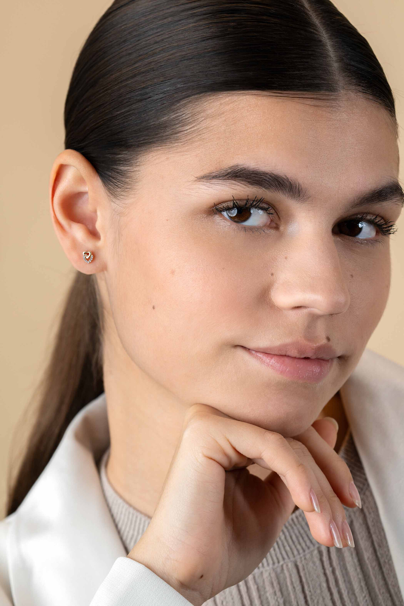 6mm ZINZI Gold 14 krt gouden oorstekers verbonden open hartjes, glad en bezet met witte zirconia's ZGO472
