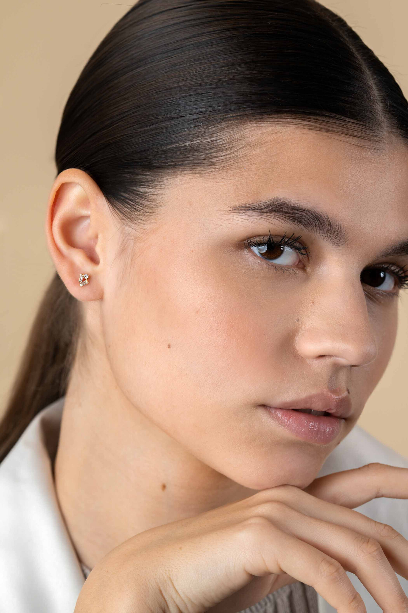 6mm ZINZI Gold 14 krt gouden fantasie oorstekers bezet met rechthoekige baguette geslepen witte zirconia's en een ronde witte zirconia ZGO465
