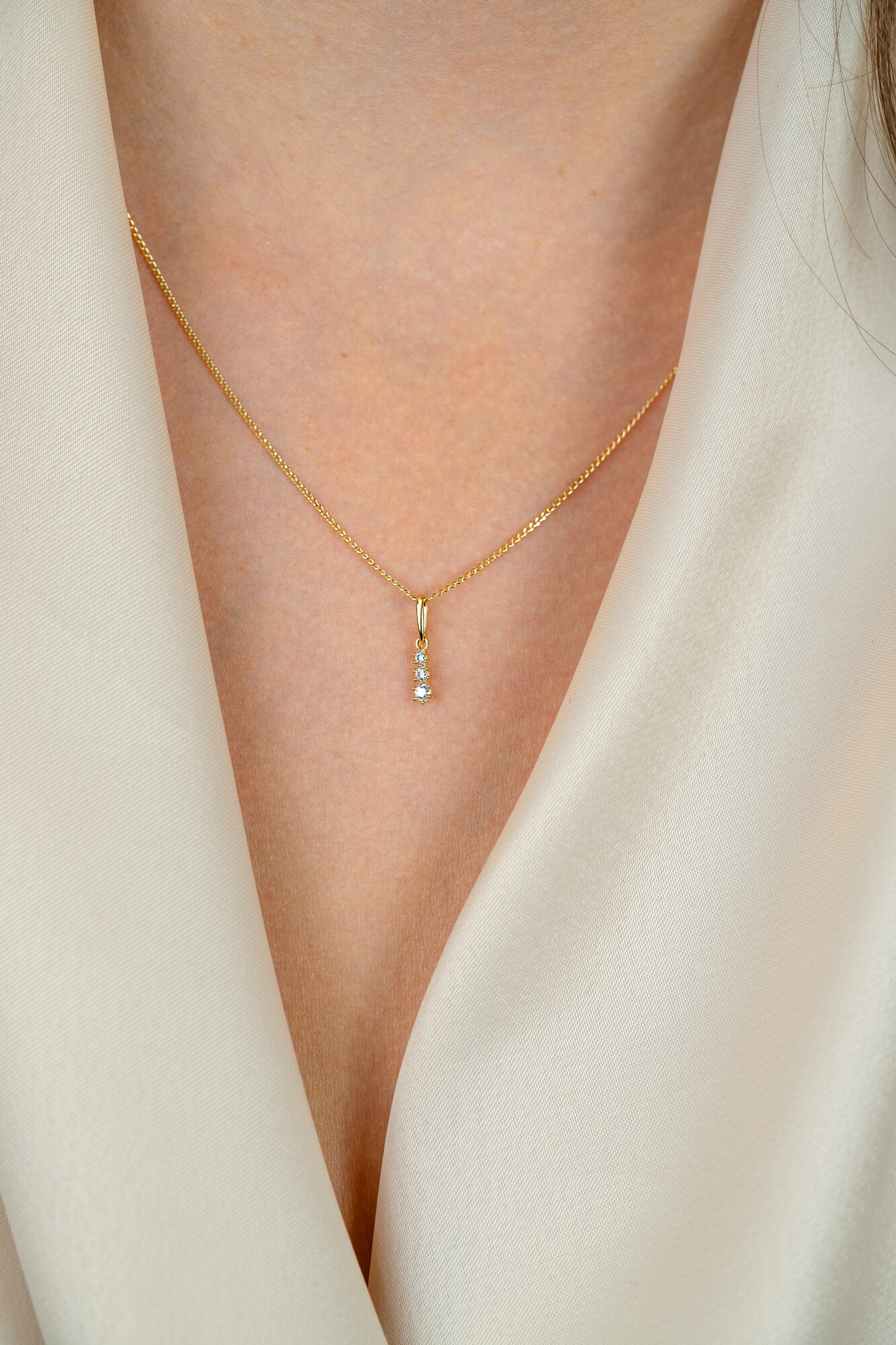 13mm ZINZI Gold 14 krt gouden hanger met drie witte zirkonia's ZGH543 (zonder collier)