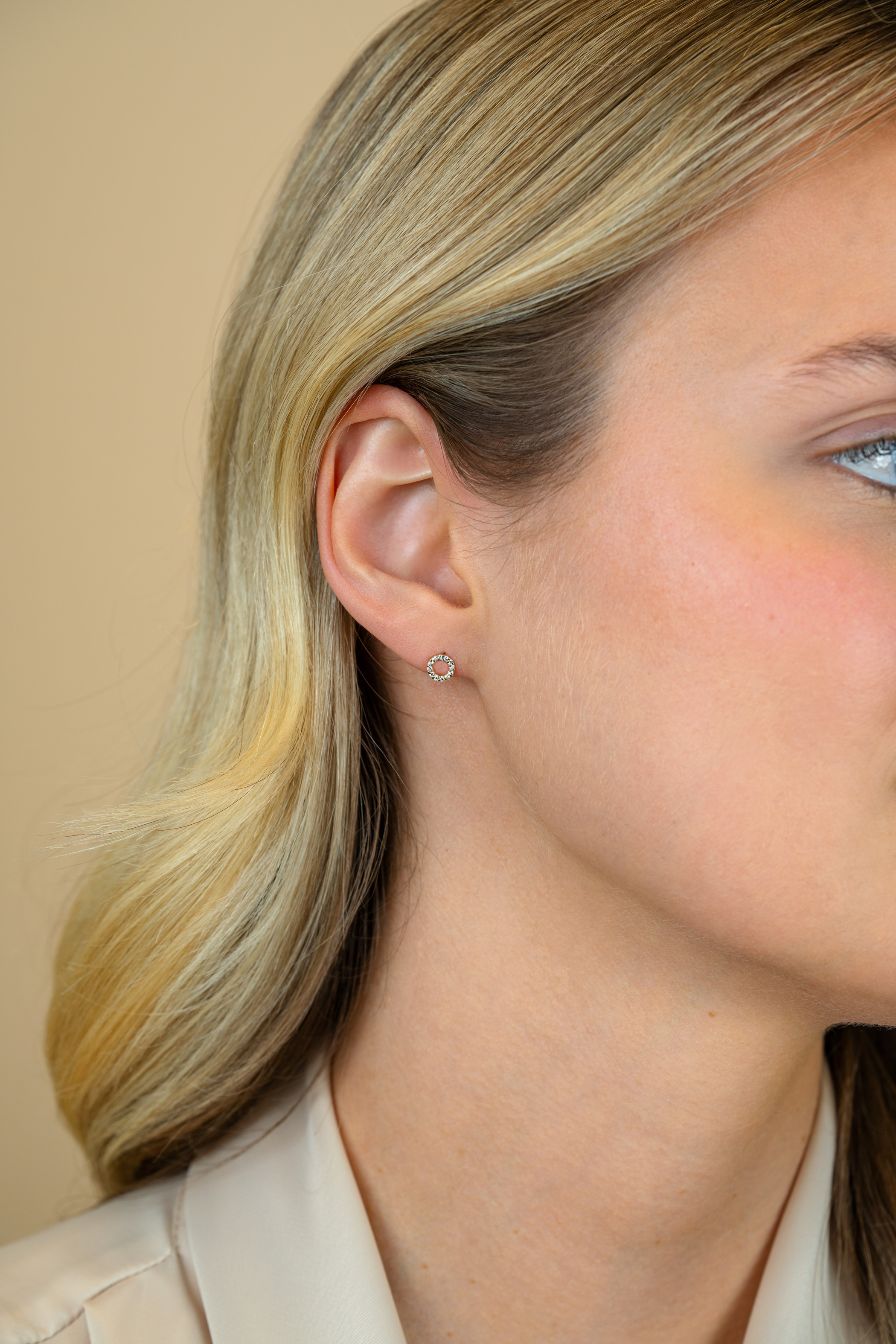 5,5mm ZINZI Gold 14 krt gouden oorknoppen open rondje bezet met witte zirkonia's ZGO550