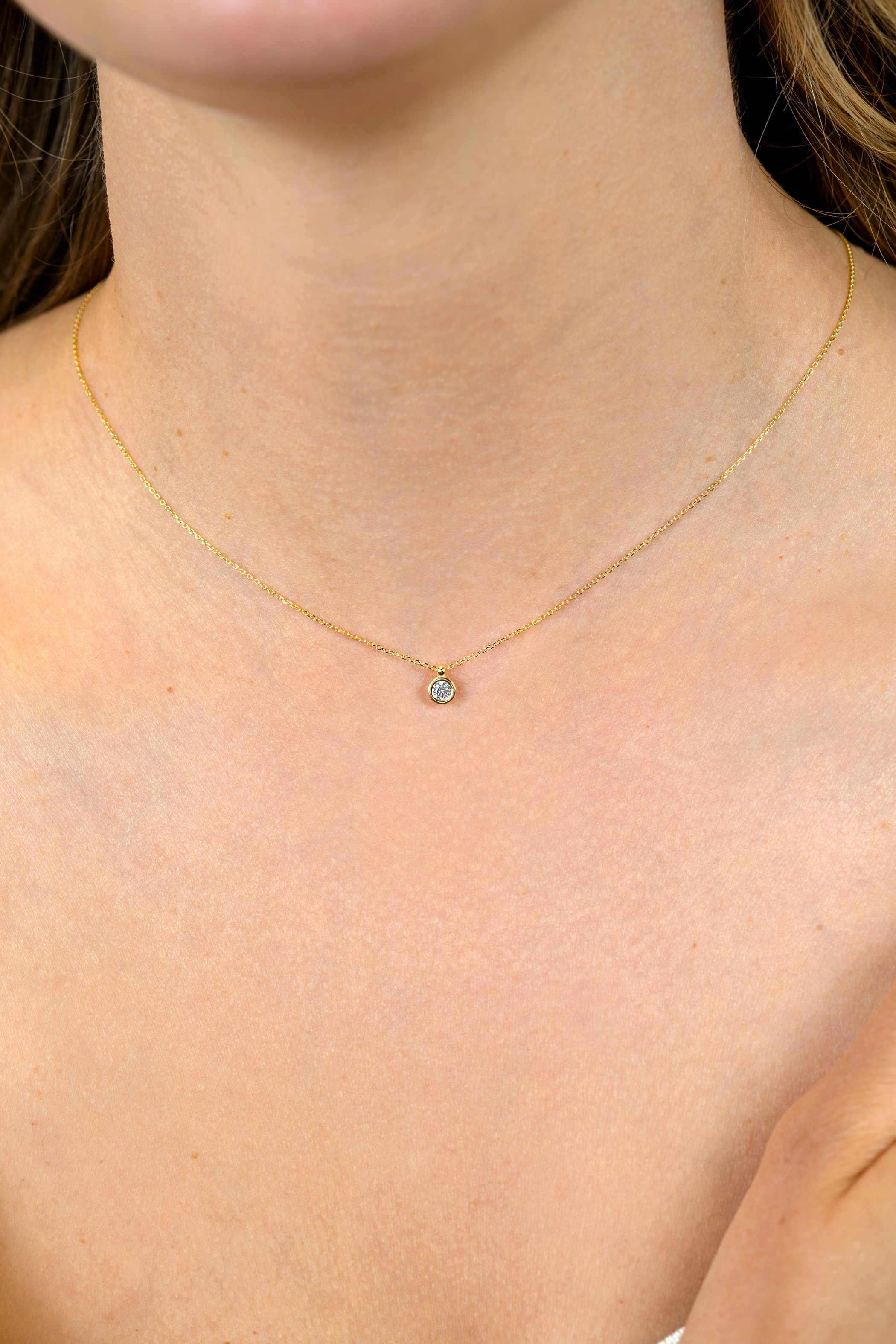 ZINZI Gold 14 krt gouden schakelkettinkje 43cm met sierlijke ronde hanger, bezet met witte zirconia ZGC371