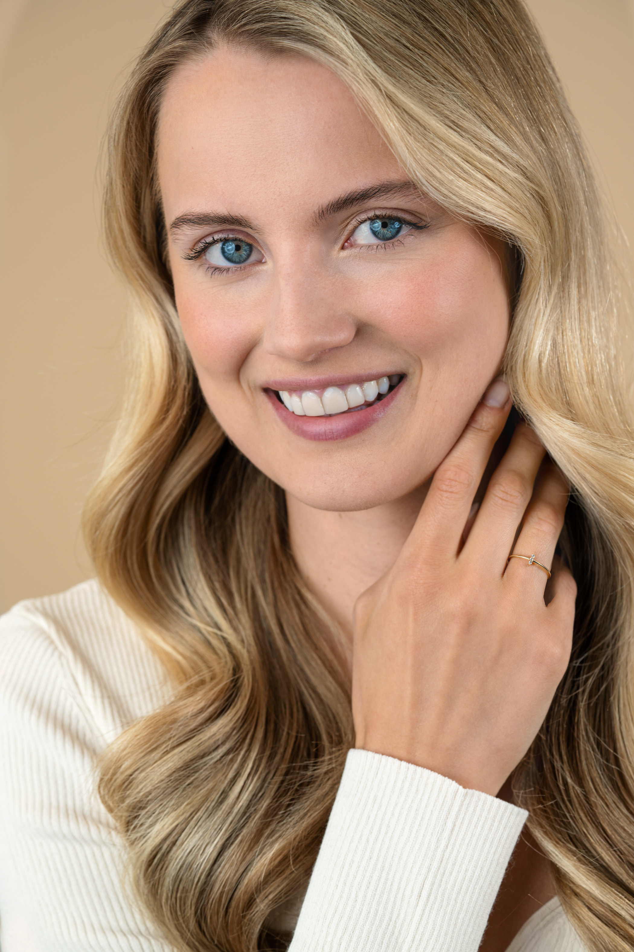 ZINZI Gold 14 karaat gouden ring met staafje bezet met drie witte zirkonia's ZGR531