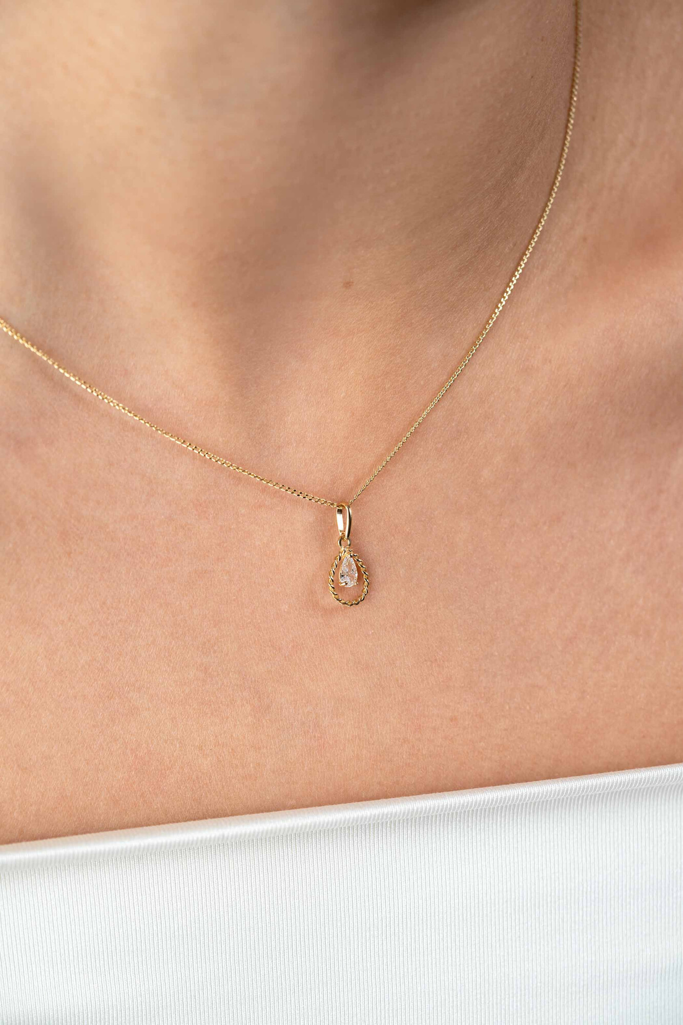 16mm ZINZI Gold 14 krt gouden hanger met open druppelvorm en peervormige witte zirconia ZGH478 (zonder collier)
