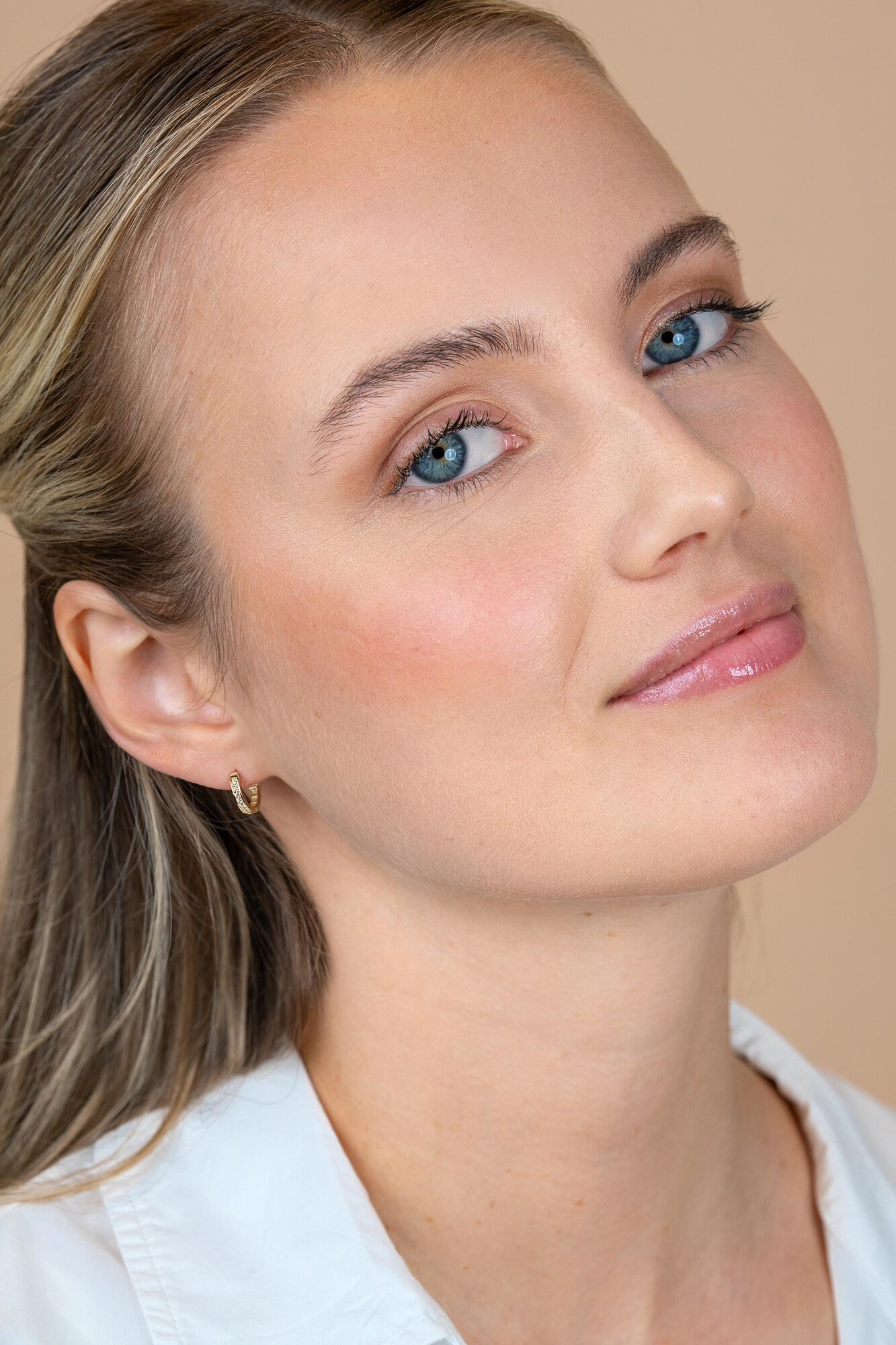 13mm ZINZI Gold 14 krt gouden oorringen, bezet met witte zirconia's met luxe klapsluiting 13mm x 2mm vierkante buis ZGO570Z
