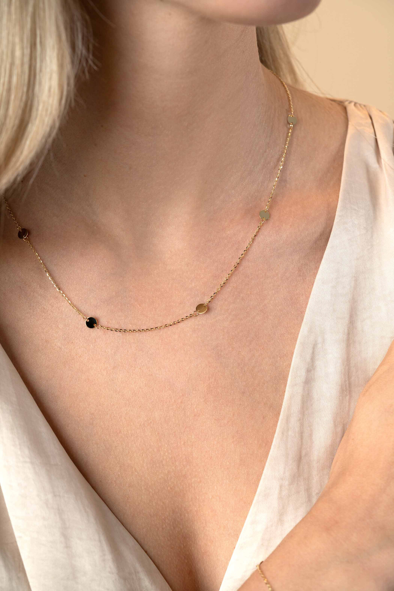 ZINZI Gold 14 krt gouden ketting met subtiele jasseron schakels en zeven ronde gladde plaatjes 5mm breed 42-45cm ZGC444
